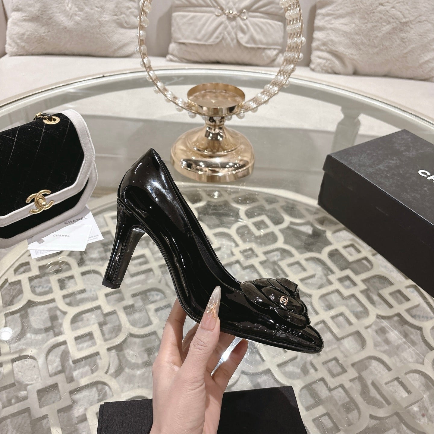CC 26s Camellia Round Toe Pump 8.5cm Black Patent Leather 736532