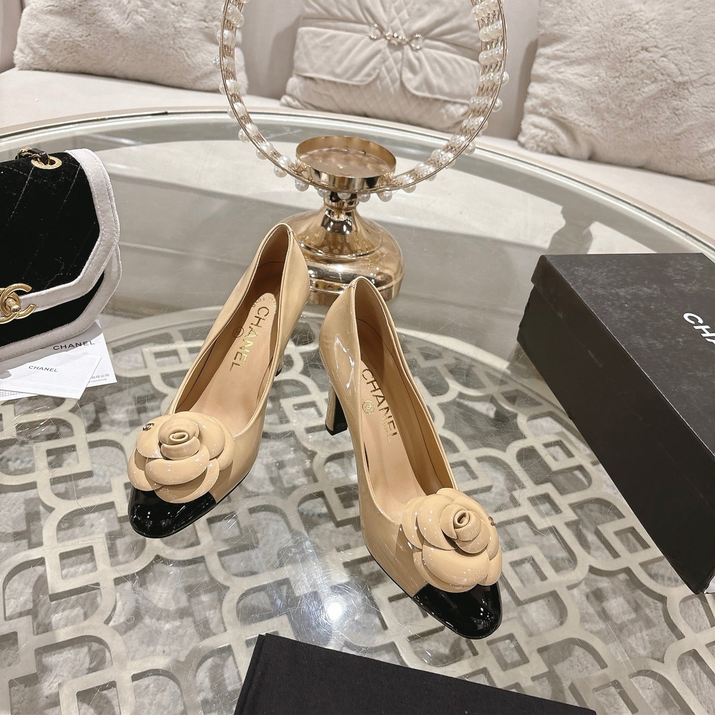 CC 26s Camellia Round Toe Pump 8.5cm Black Beige Patent Leather 736533