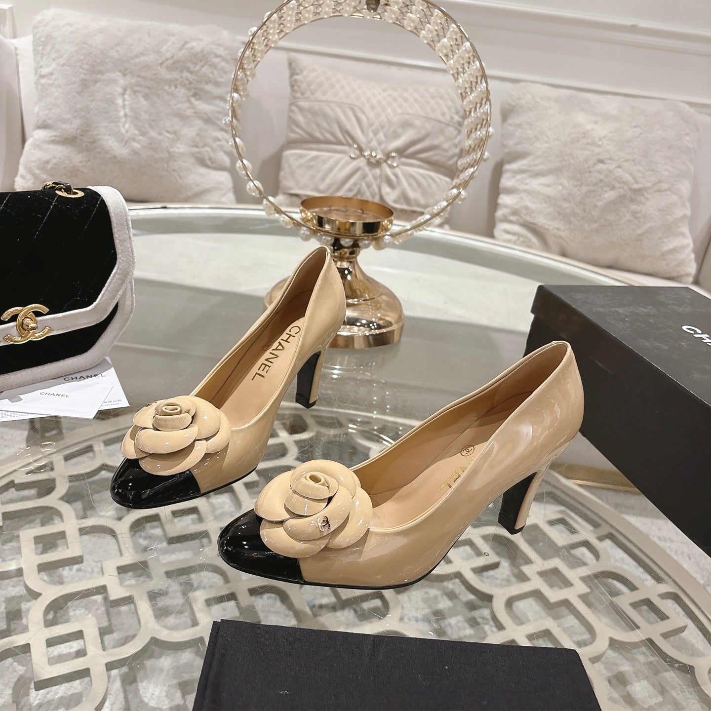 CC 26s Camellia Round Toe Pump 8.5cm Black Beige Patent Leather 736533