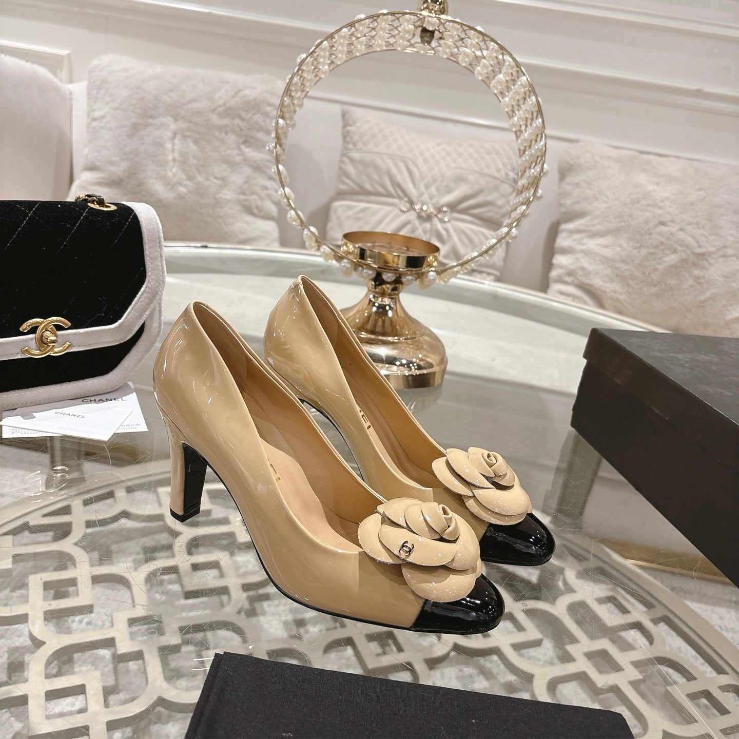 CC 26s Camellia Round Toe Pump 8.5cm Black Beige Patent Leather 736533