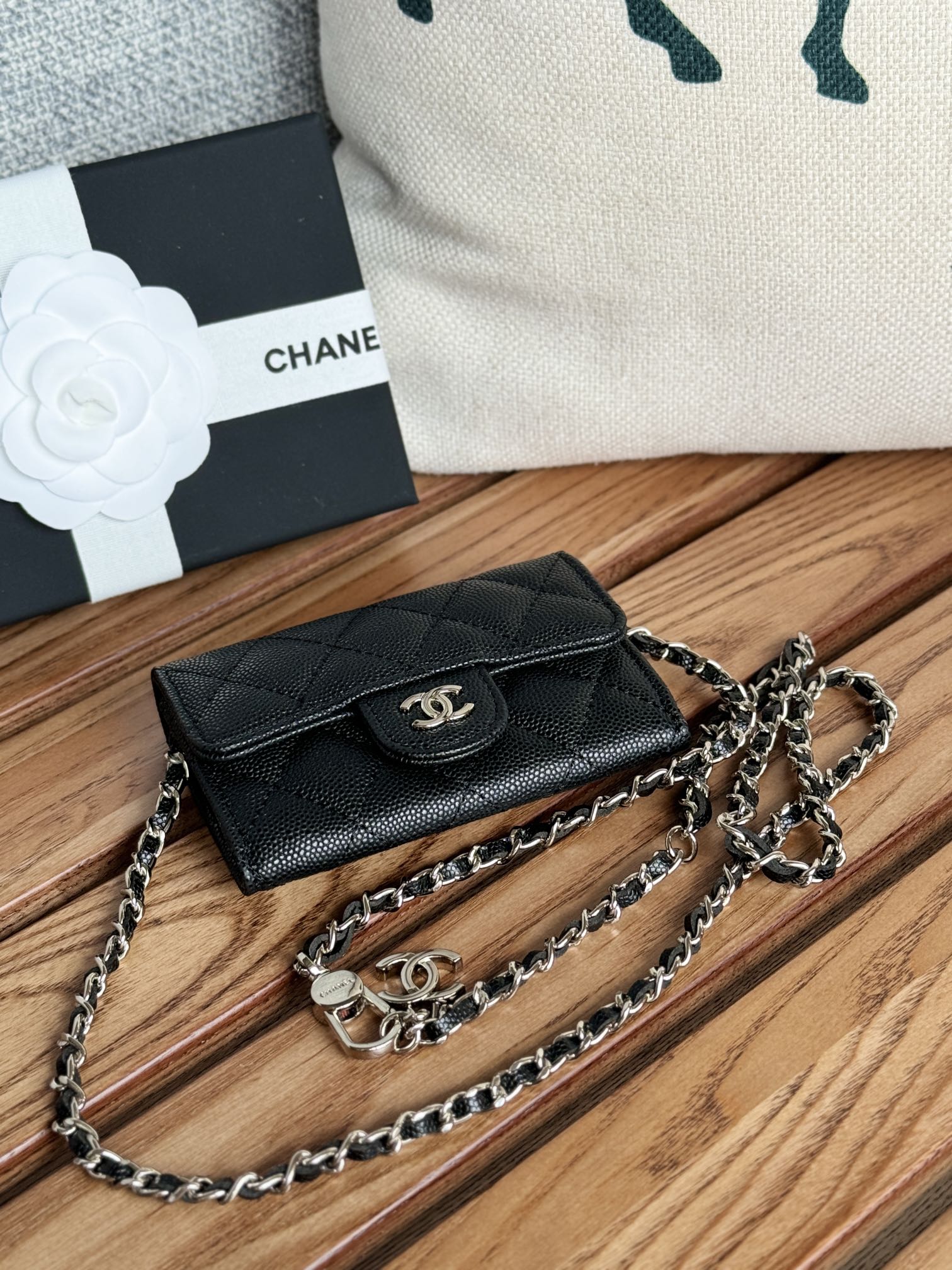 CC 24 Classic Wallet On Chain 11cm Black Sliver Metal Caviar 240668