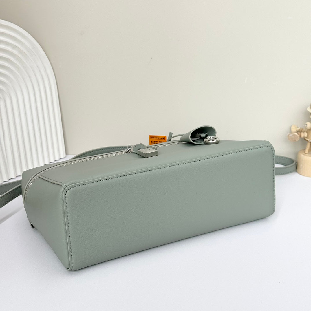 LP Extra Pouch L27 Eucalyptus Calfskin 231579