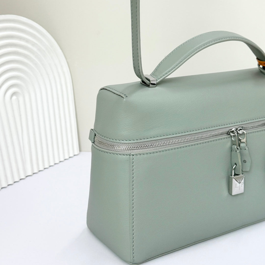 LP Extra Pouch L27 Eucalyptus Calfskin 231579