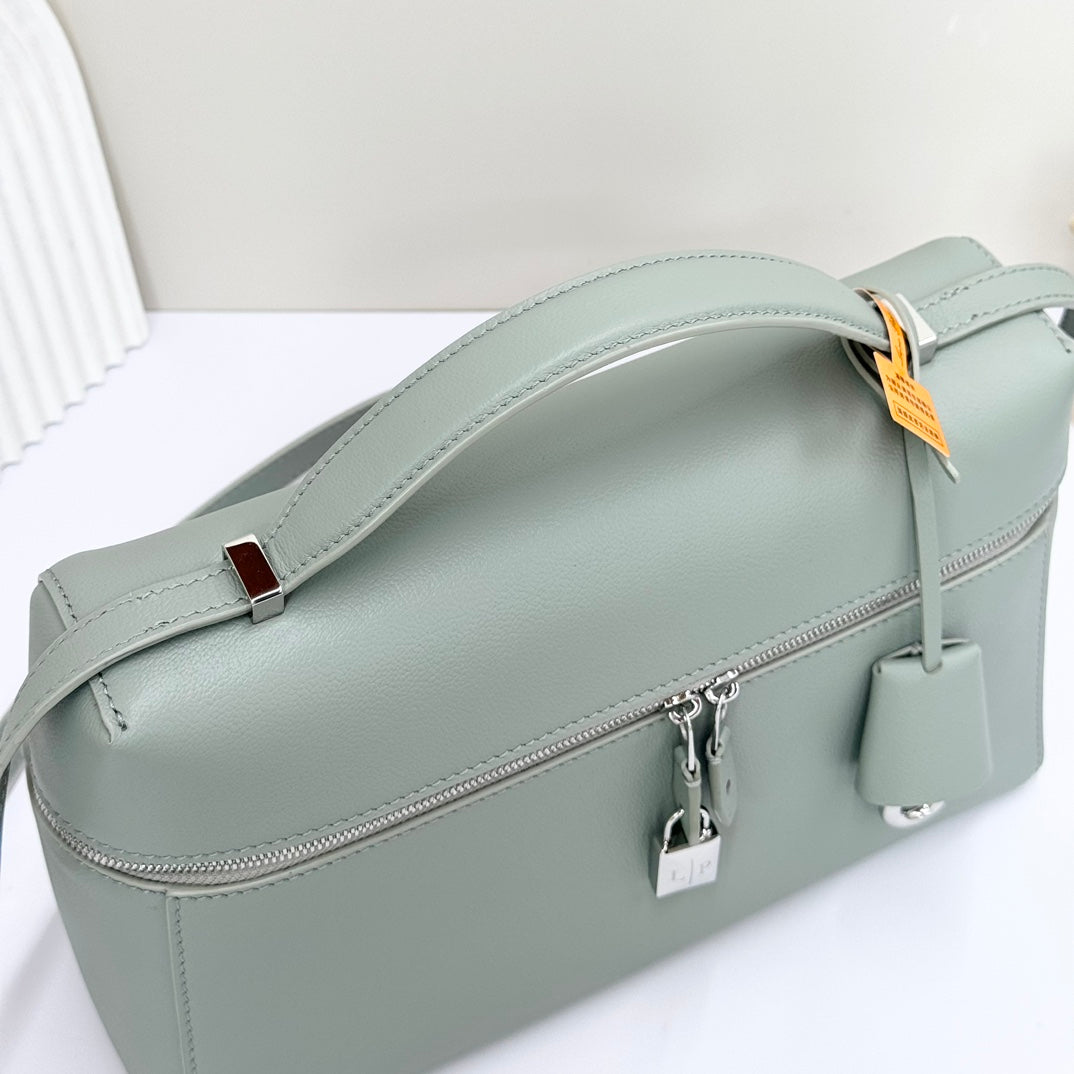 LP Extra Pouch L27 Eucalyptus Calfskin 231579