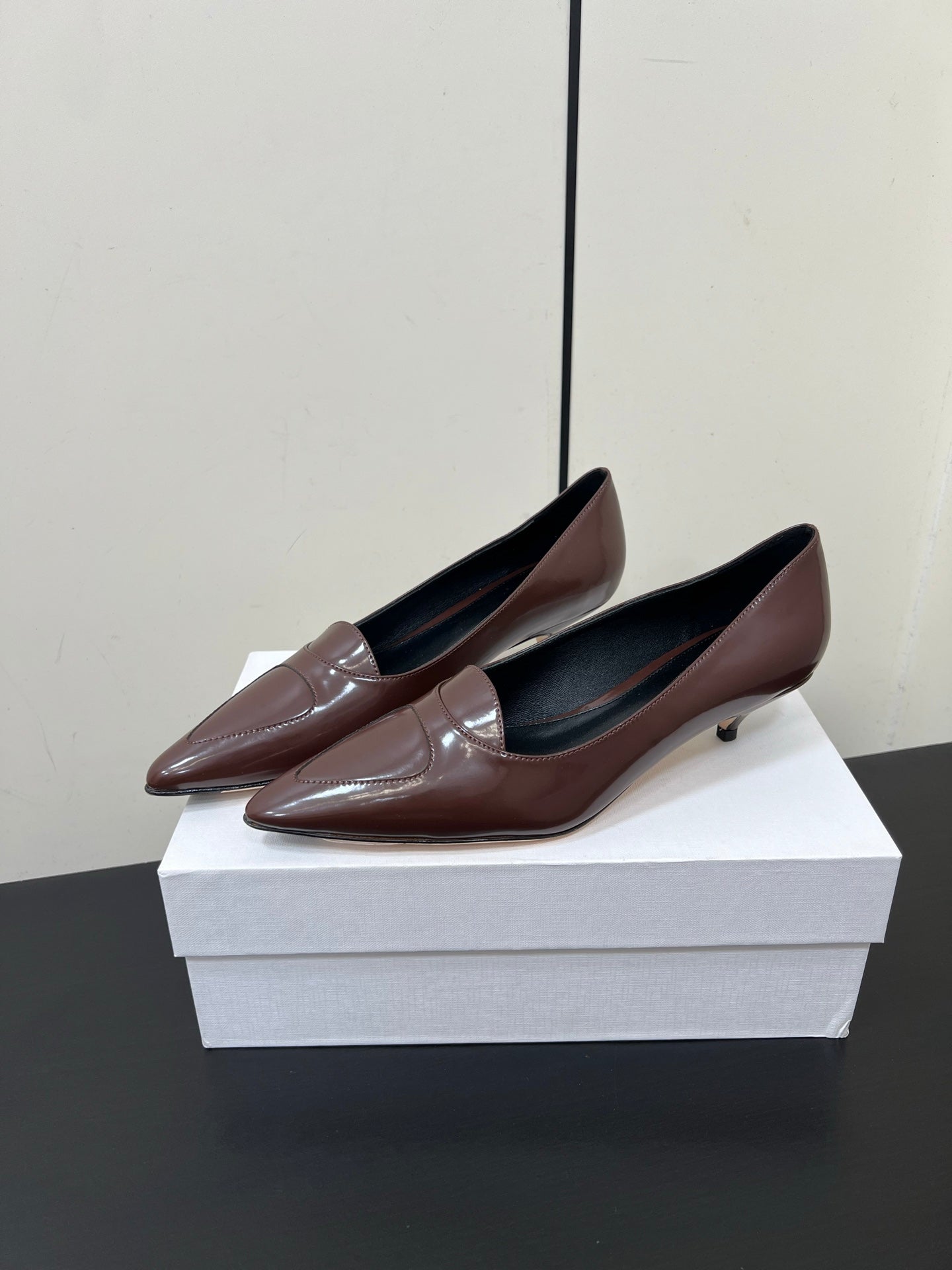 The Row Viv Kitten Pumps 3.5cm Dark Brown Patent Leather 340009
