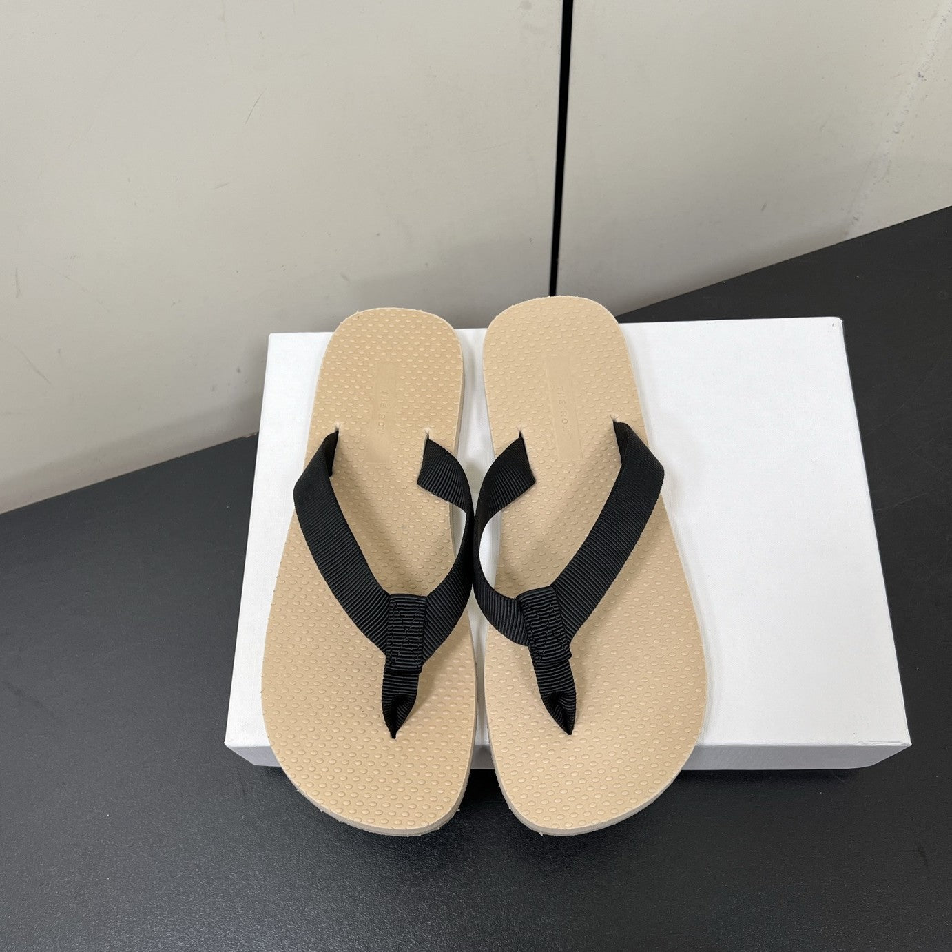 The Row Dune Flatform Thong Sandal In Beige Rubber And Black Canvas 340027