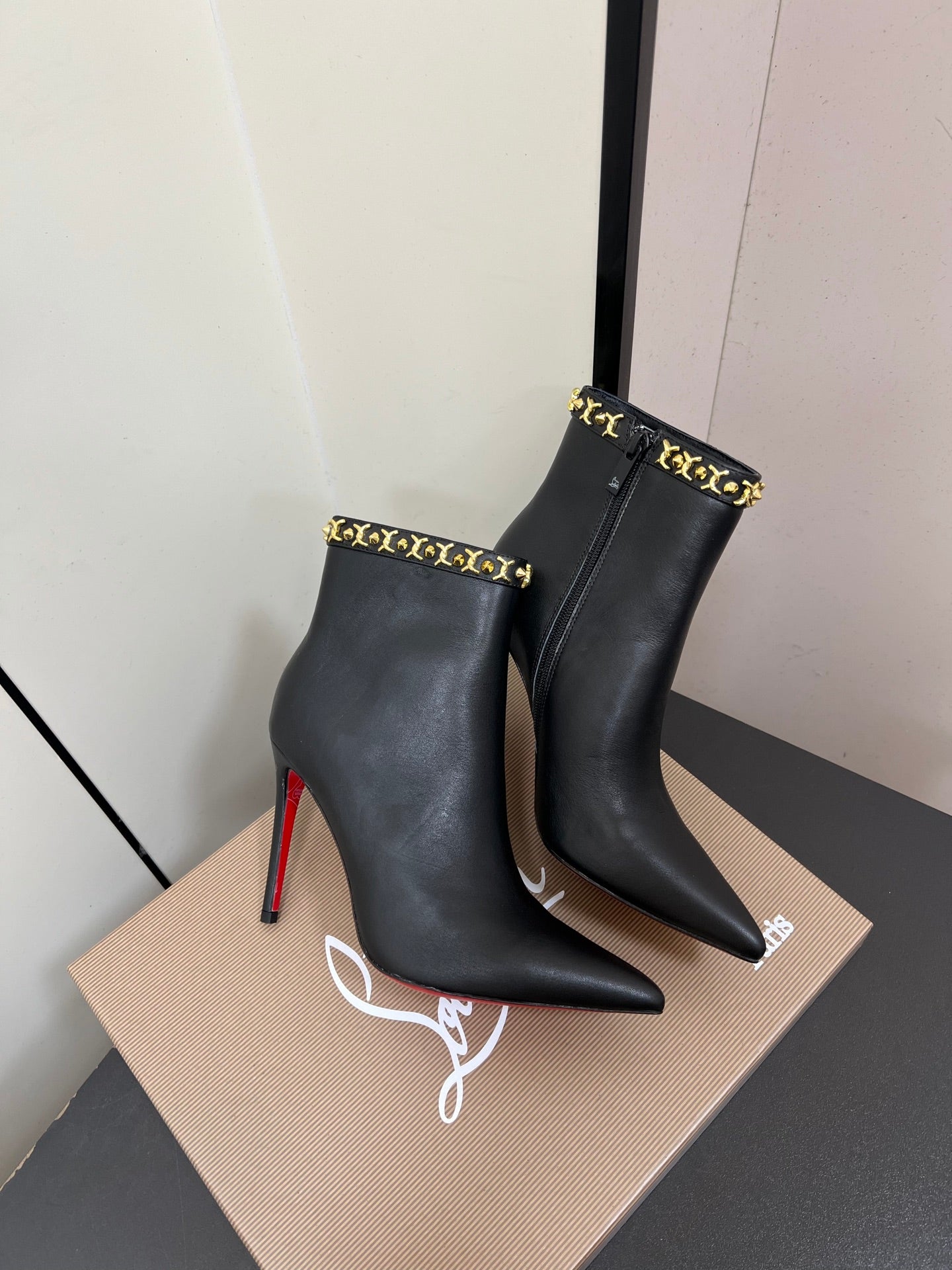 CL Booty Chain Ankle Boots 10.5 Sheepskin 618911
