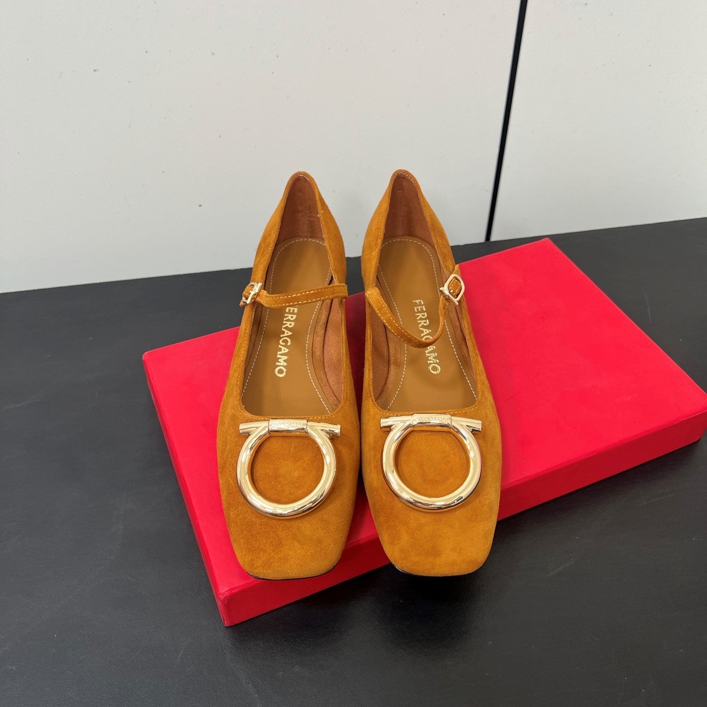 Ferragamo Maxi Gancini Pump Camel Suede 619027