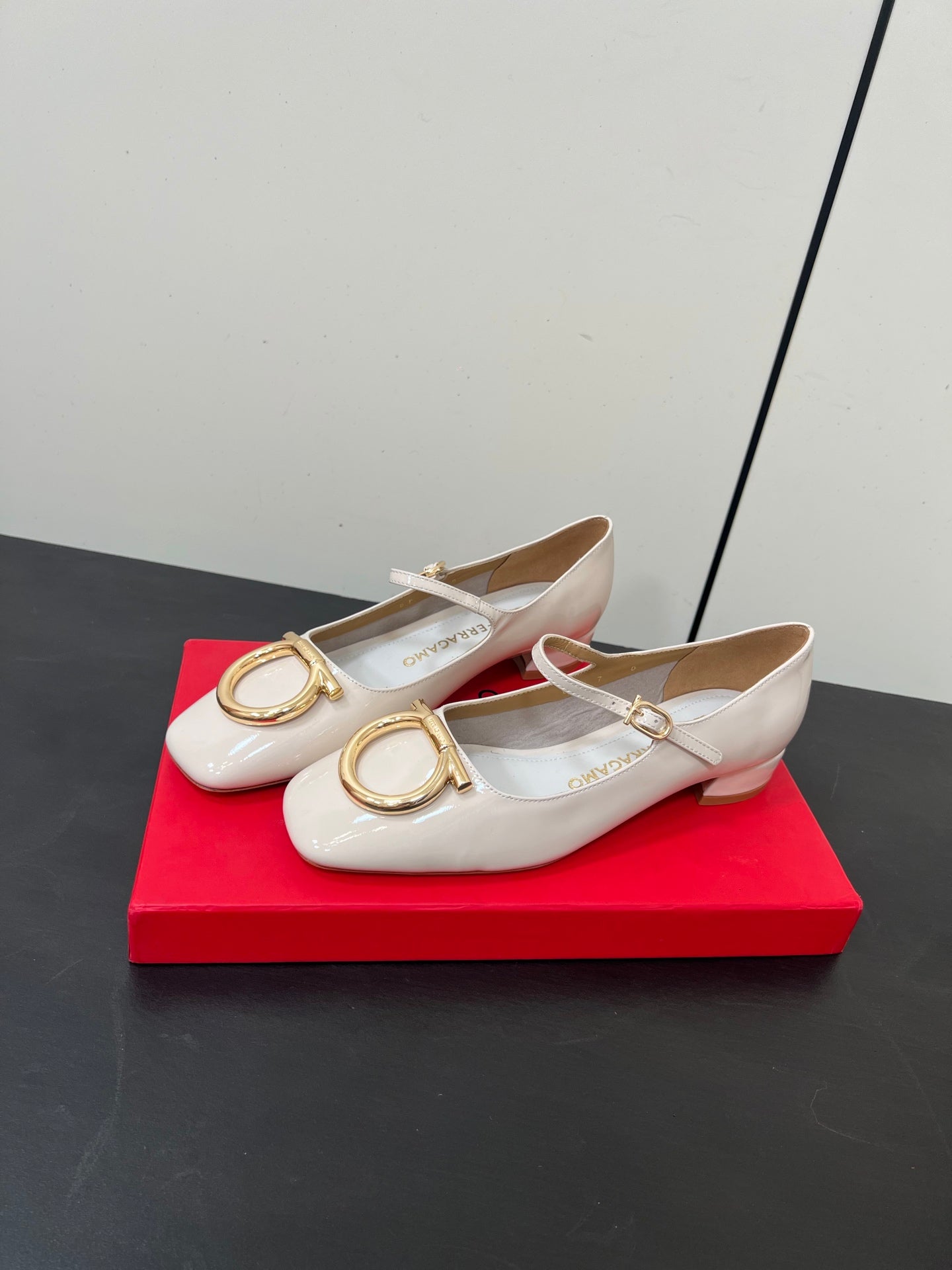 Ferragamo Maxi Gancini Pump Ivory Patent Leather 619028