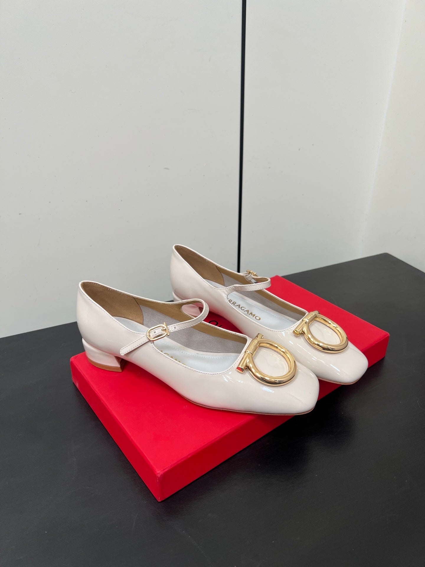 Ferragamo Maxi Gancini Pump Ivory Patent Leather 619028