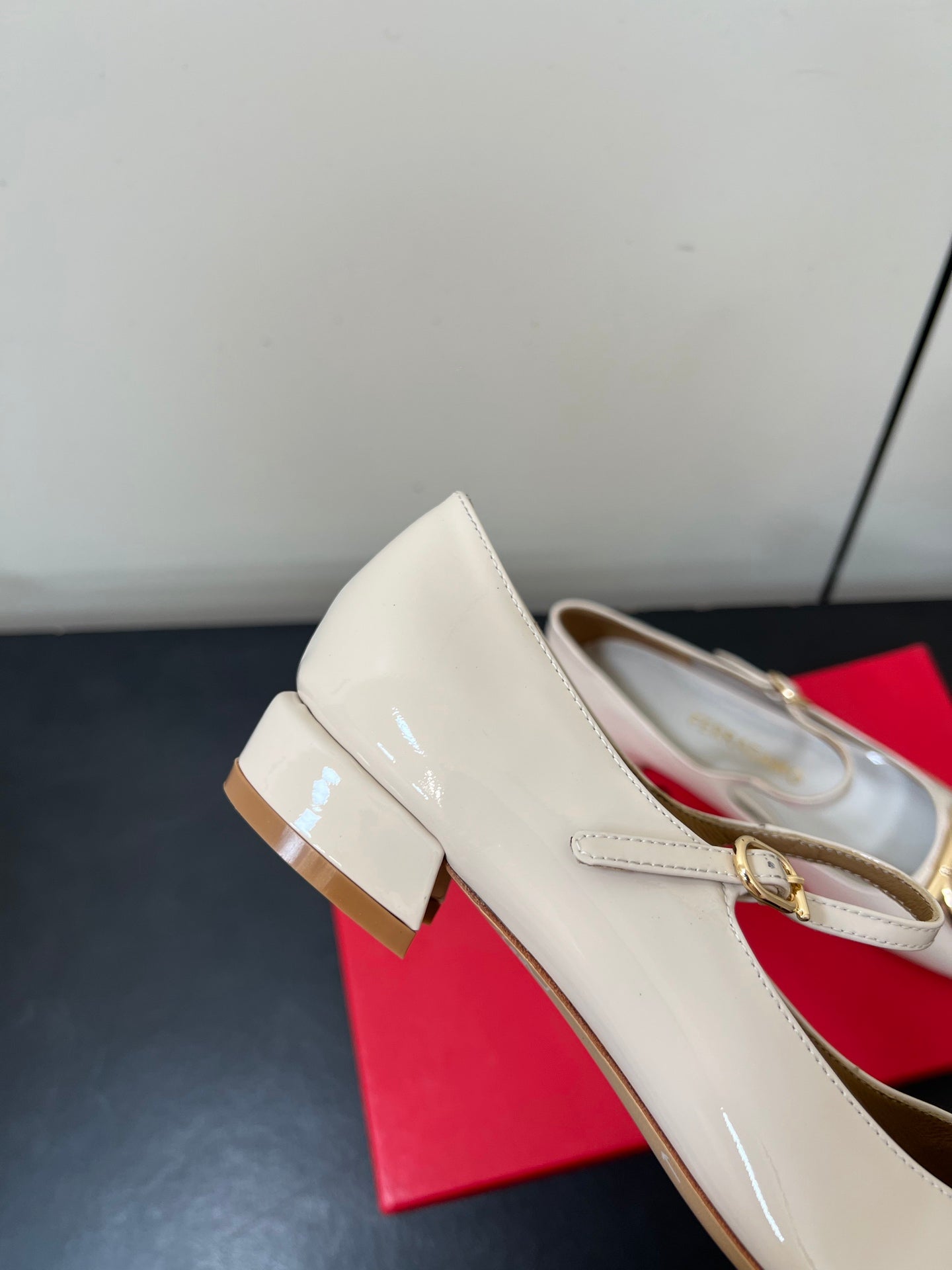 Ferragamo Maxi Gancini Pump Ivory Patent Leather 619028