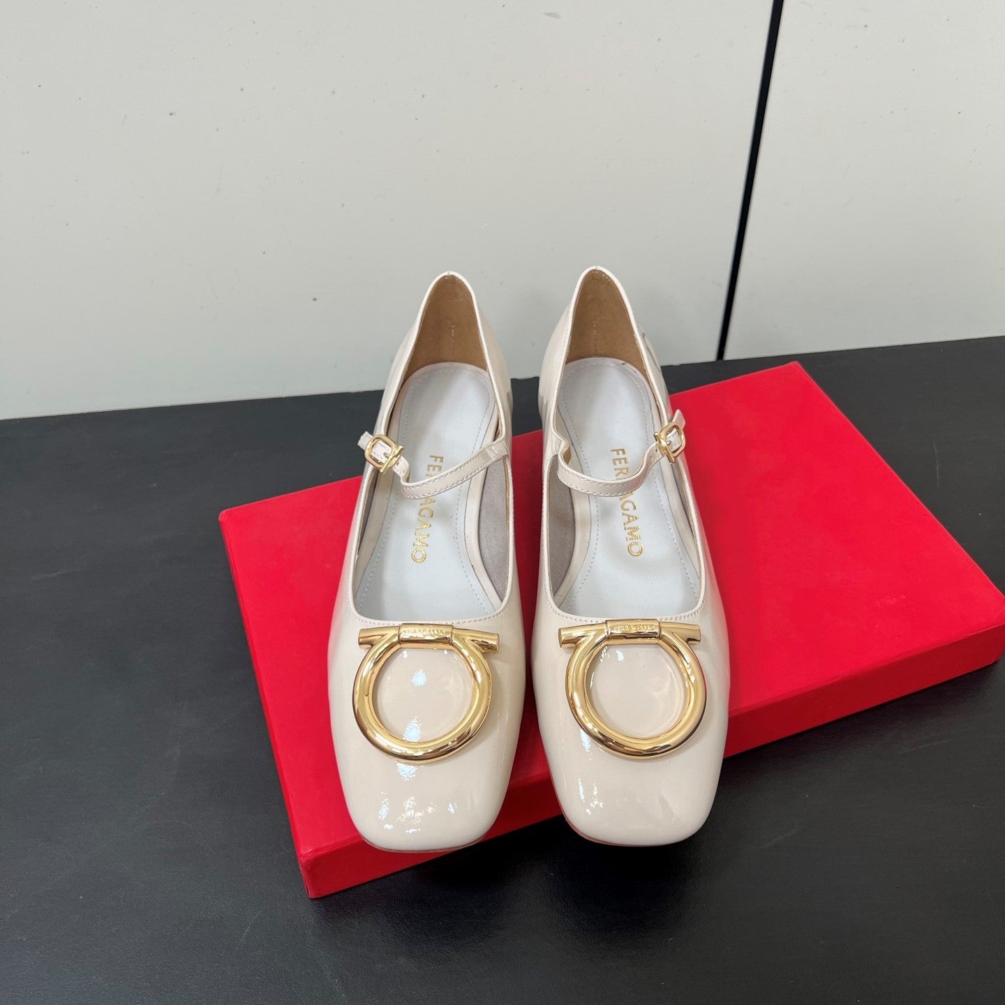 Ferragamo Maxi Gancini Pump Ivory Patent Leather 619028