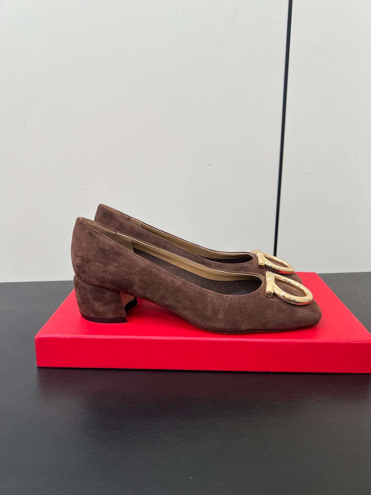 Ferragamo Maxi Gancini Pump Brown Suede 619030