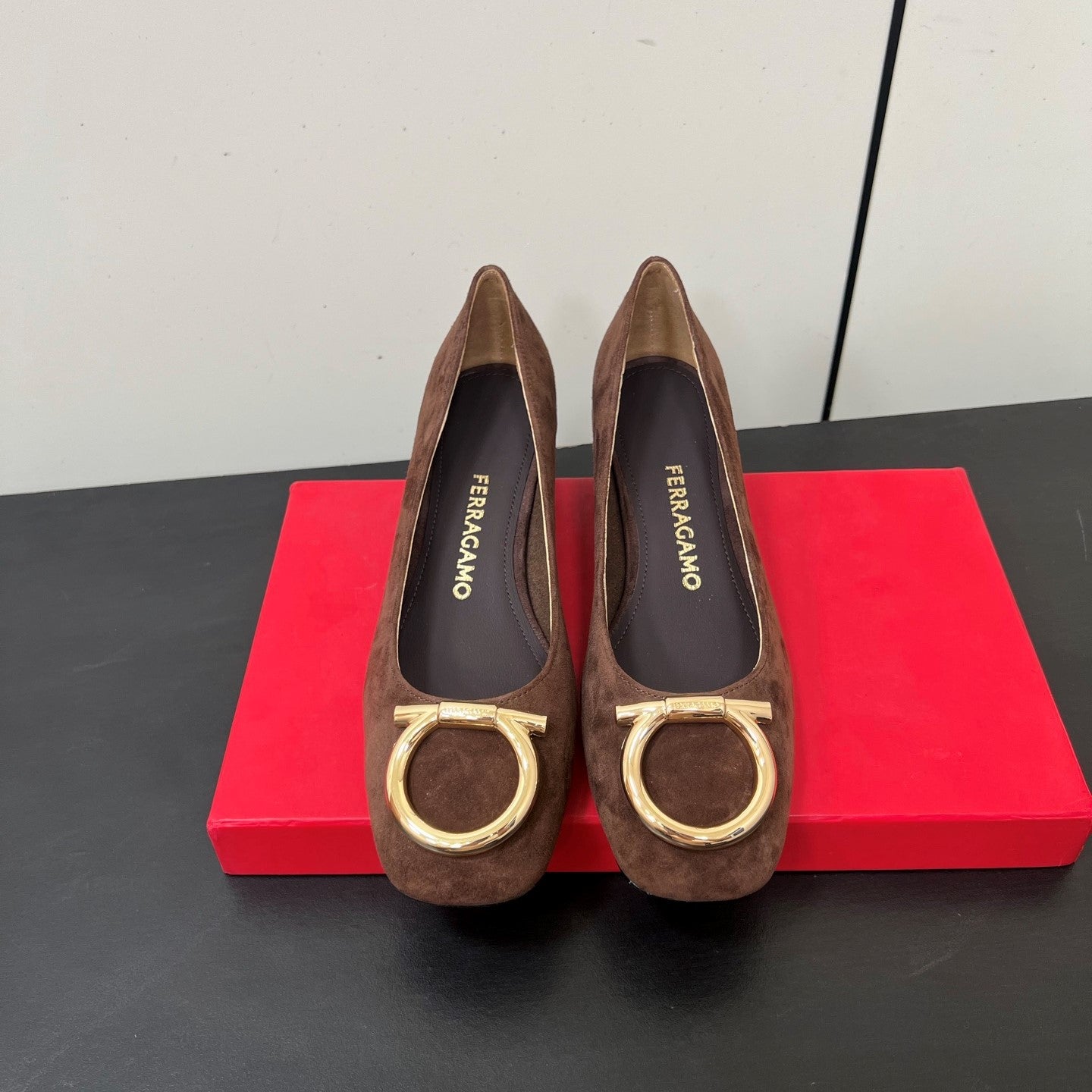 Ferragamo Maxi Gancini Pump Brown Suede 619030