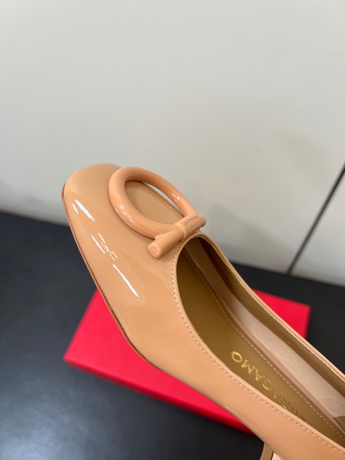 Ferragamo Maxi Gancini Pump Beige Patent Leather 619031