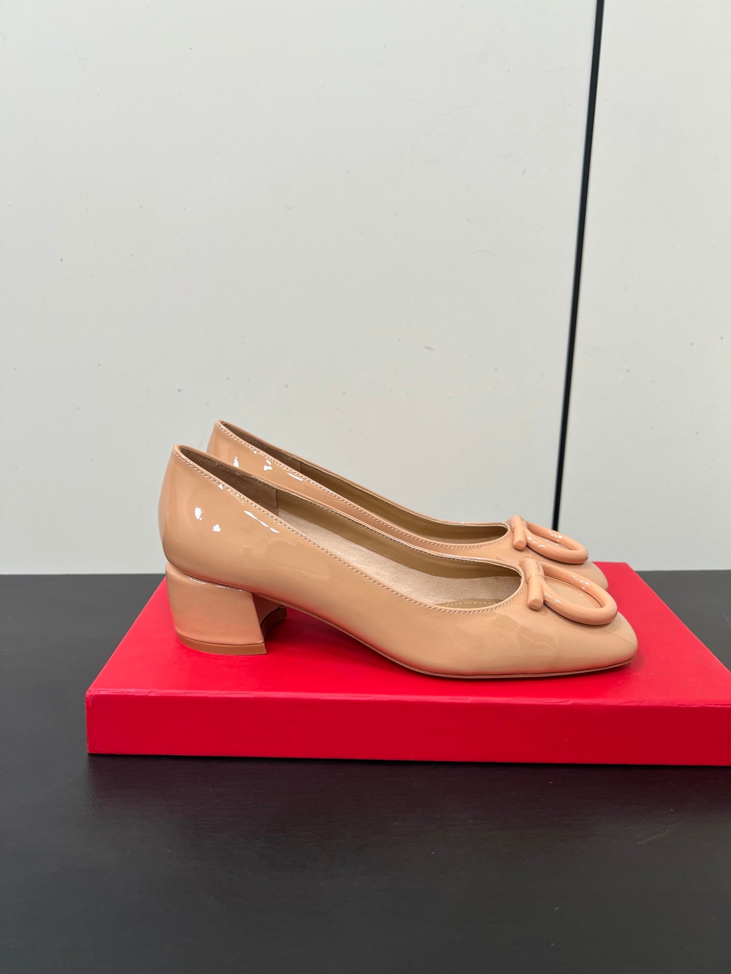 Ferragamo Maxi Gancini Pump Beige Patent Leather 619031