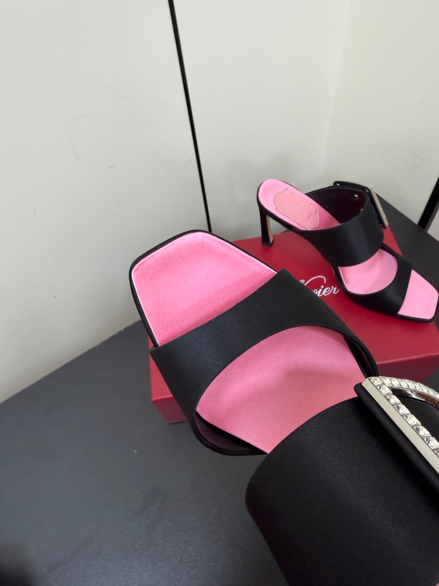 RV Trompette Sandals 8.5cm Black Pink Satin 619600