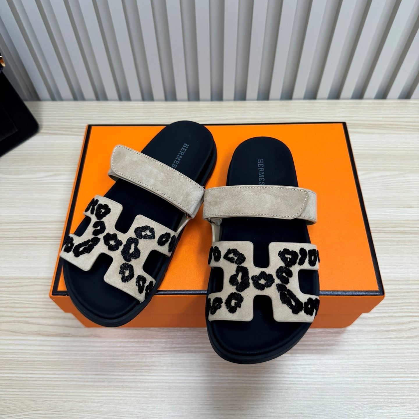 HM Chypre Sandal Black Taupe Suede Wool Leather 618575