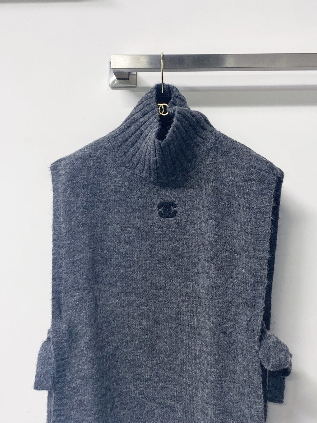 Chanel 26s Turtleneck Tie-Side Knit Vest 1634