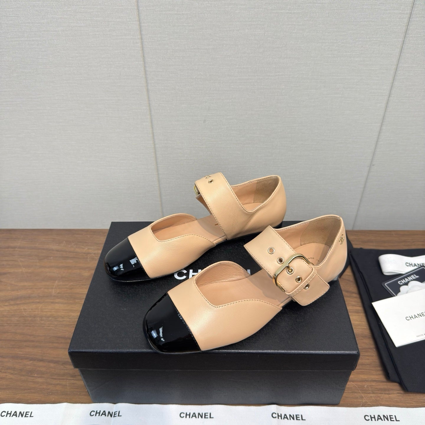 CC 26s Marry Jane Flat 2.5cm Beige Black Cowhide 632183