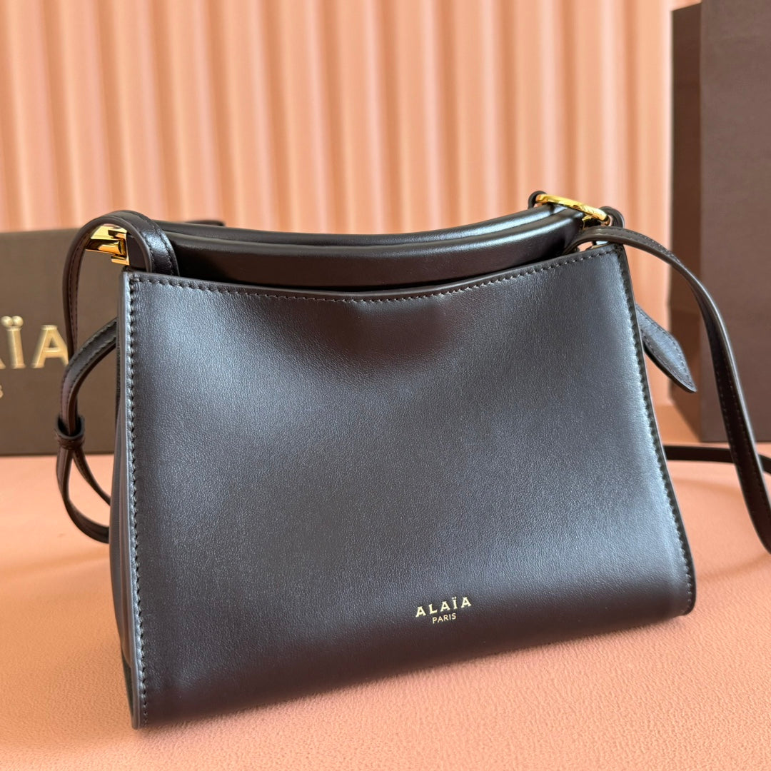 Alaia Small Le Click Square Shoulder Bag 20cm Black Calfskin