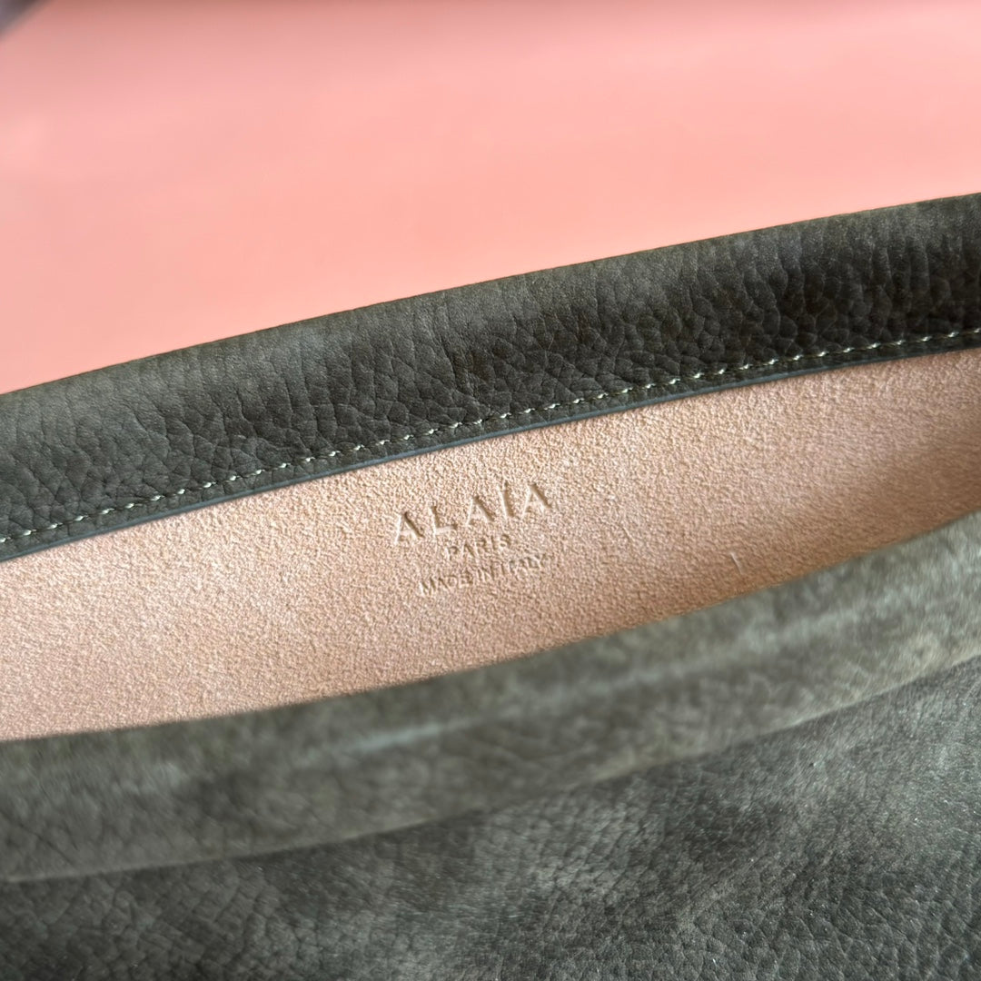 Alaia Le Click East West Small Bag 25cm Olive Green Cowhide
