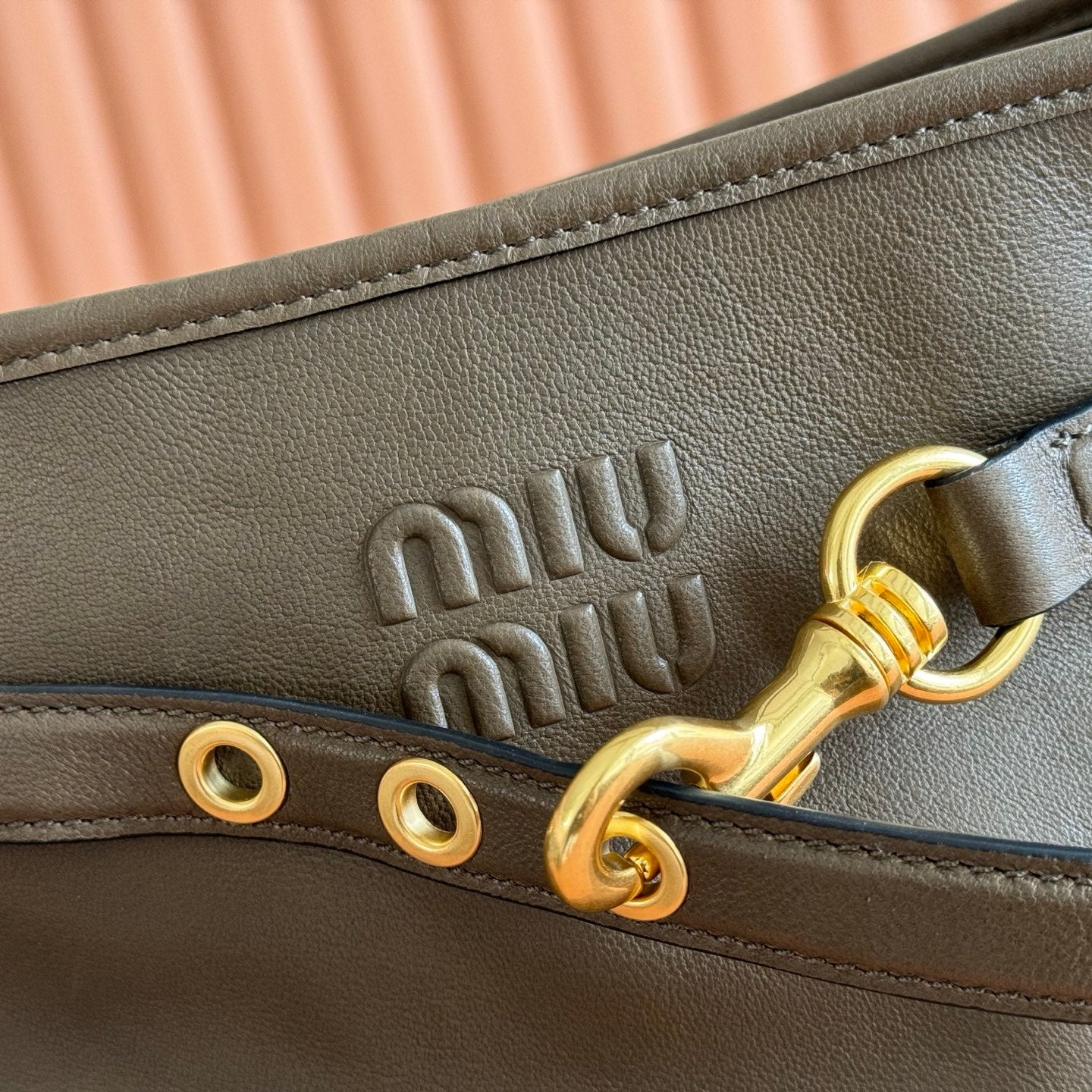 Miu 5BE101 Pouch Olive Cowhide 285394