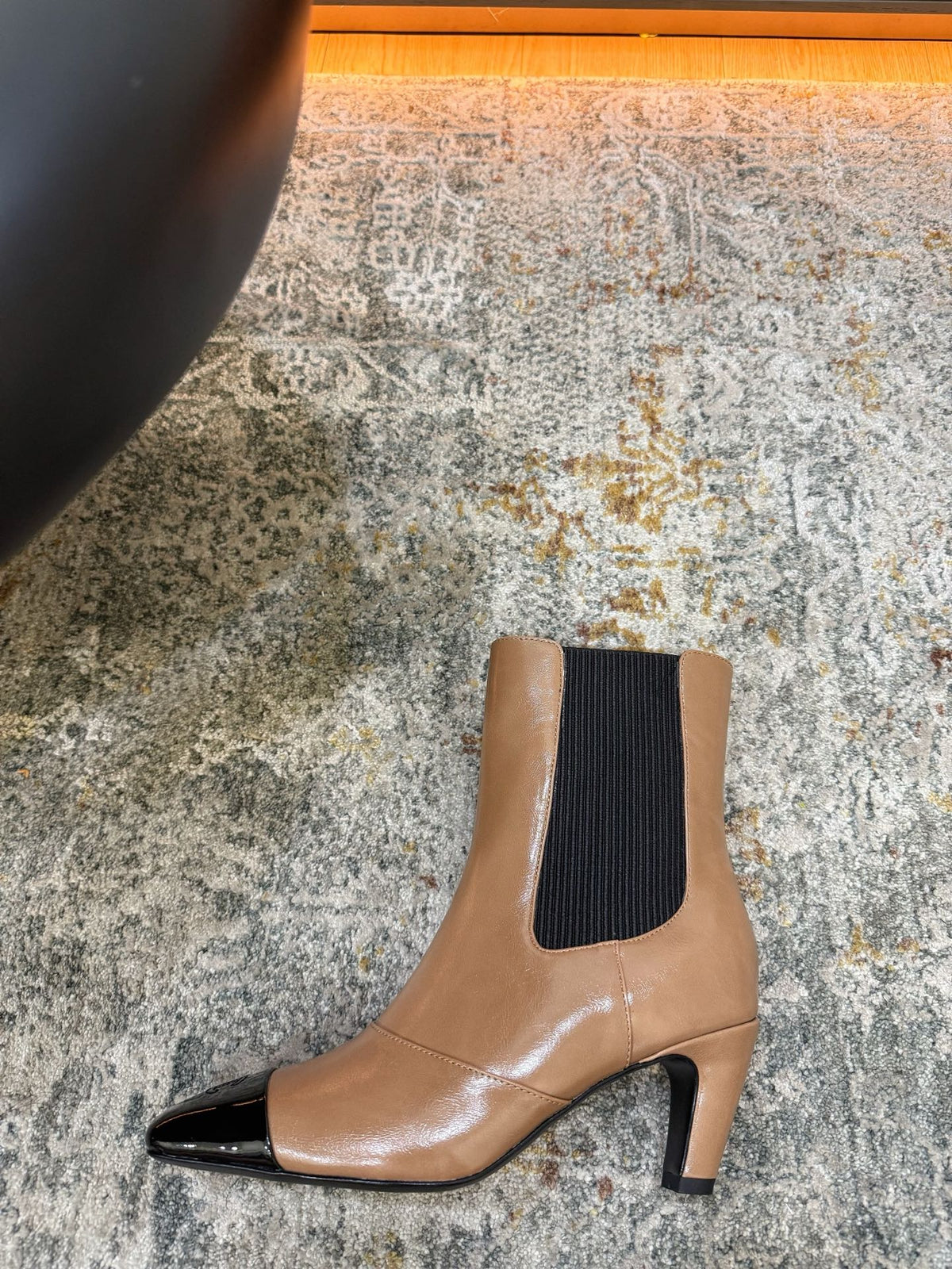 Chanel 26s Patent Cap Toe Chelsea Ankle Boots 7cm Beige Black 154683