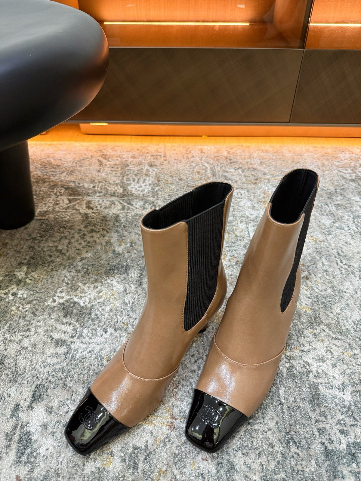 Chanel 26s Patent Cap Toe Chelsea Ankle Boots 7cm Beige Black 154683