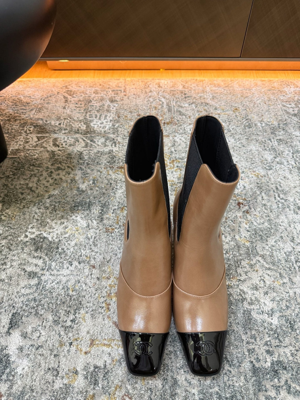 Chanel 26s Patent Cap Toe Chelsea Ankle Boots 7cm Beige Black 154683