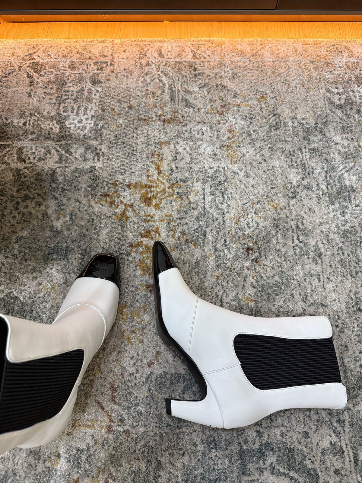 Chanel 26s Patent Cap Toe Chelsea Ankle Boots 7cm White Black 154684
