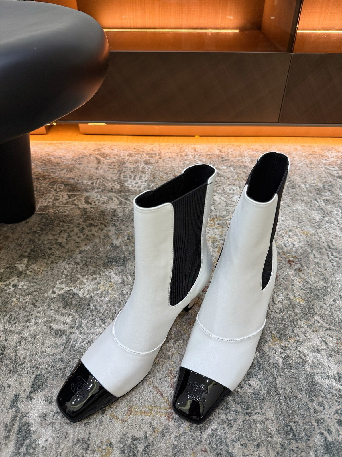 Chanel 26s Patent Cap Toe Chelsea Ankle Boots 7cm White Black 154684