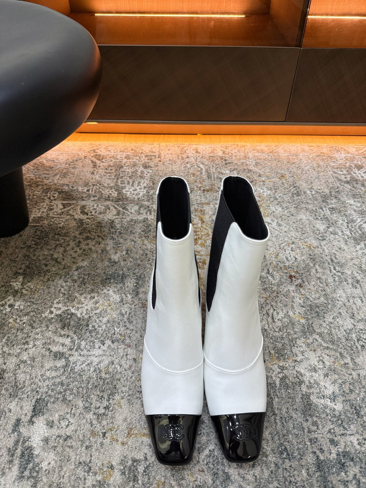 Chanel 26s Patent Cap Toe Chelsea Ankle Boots 7cm White Black 154684
