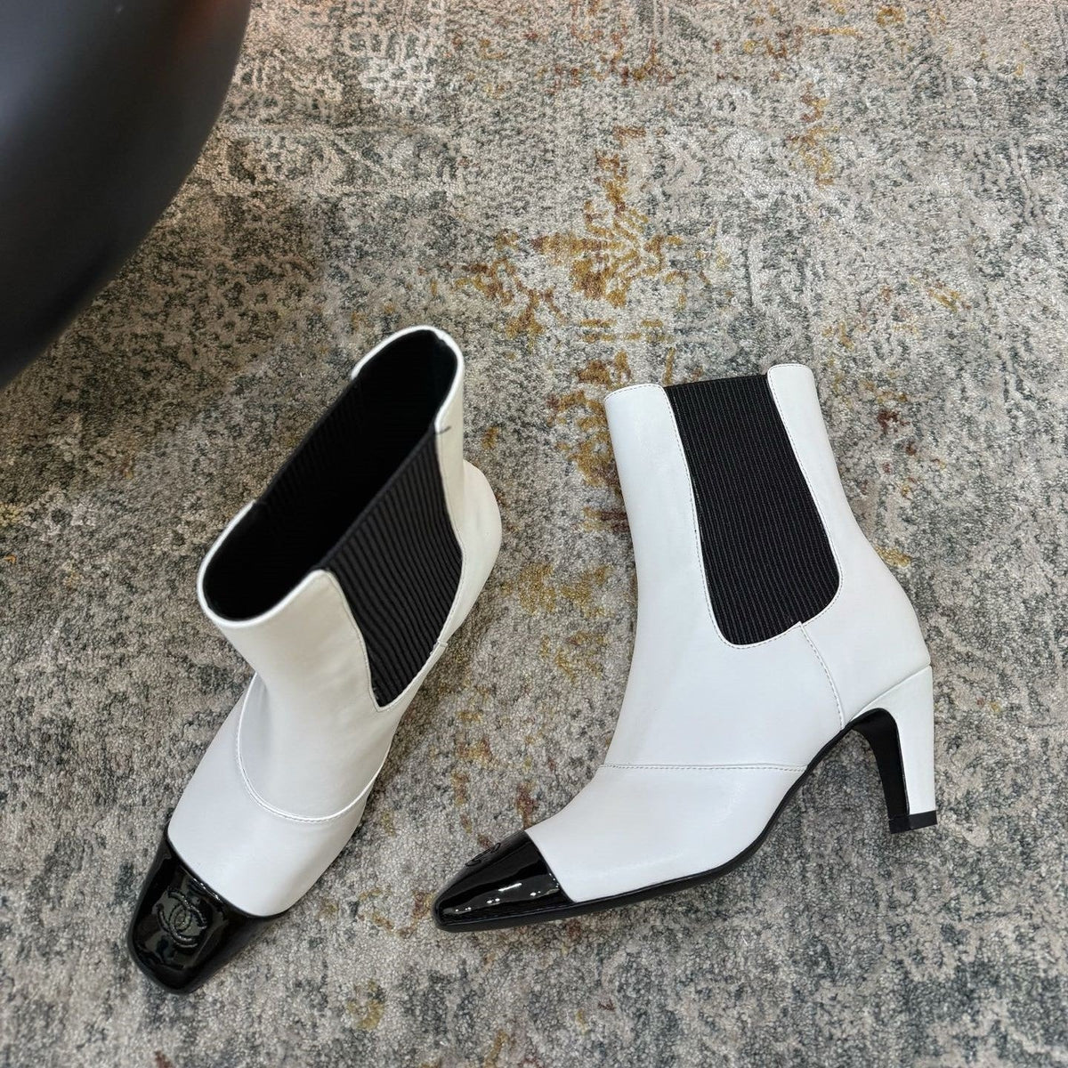 Chanel 26s Patent Cap Toe Chelsea Ankle Boots 7cm White Black 154684