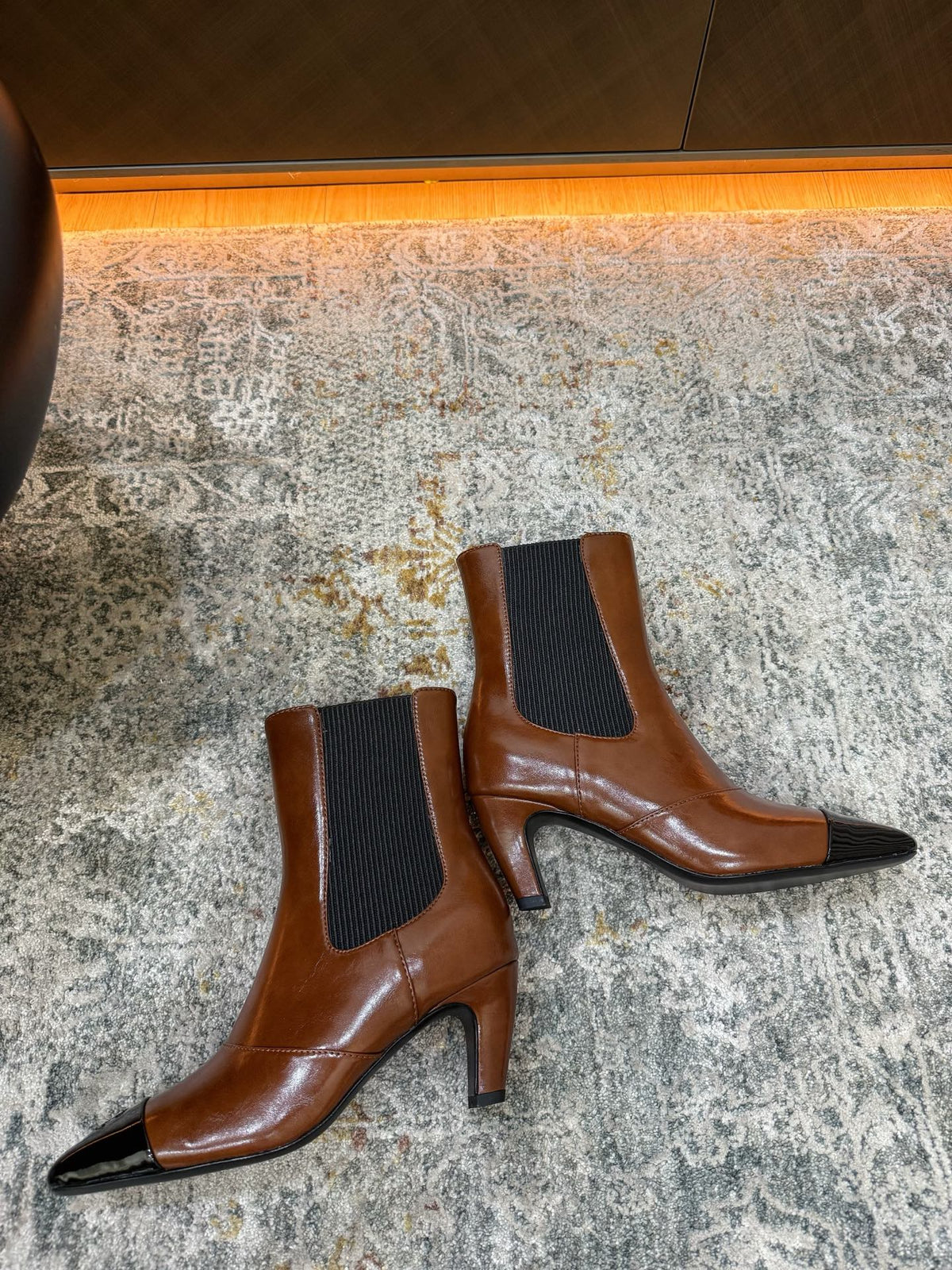 Chanel 26s Patent Cap Toe Chelsea Ankle Boots 7cm Brown Black 154687