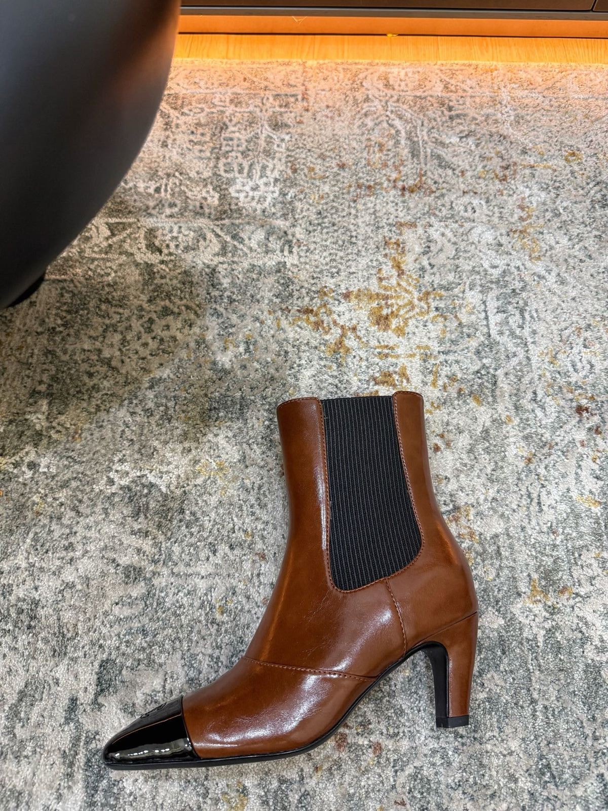 Chanel 26s Patent Cap Toe Chelsea Ankle Boots 7cm Brown Black 154687