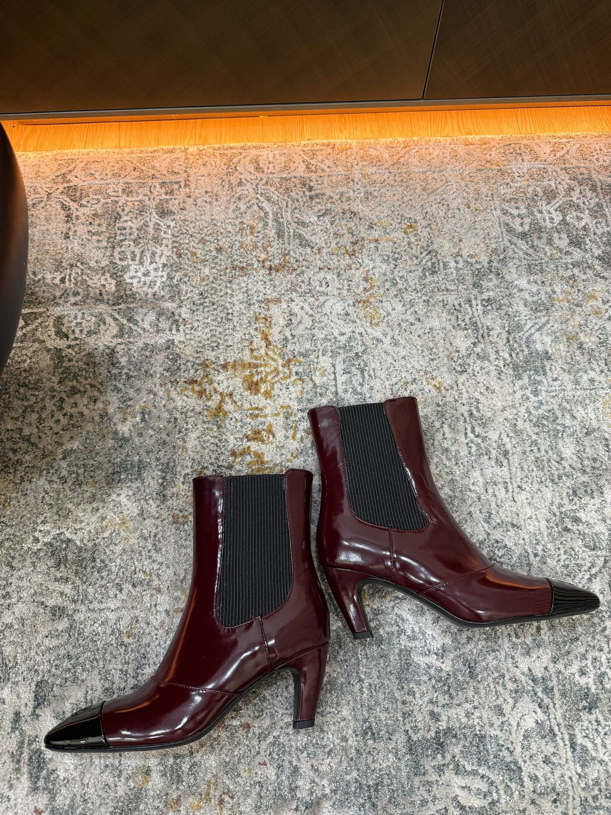 Chanel 26s Patent Cap Toe Chelsea Ankle Boots 7cm Burgundy Black 154688