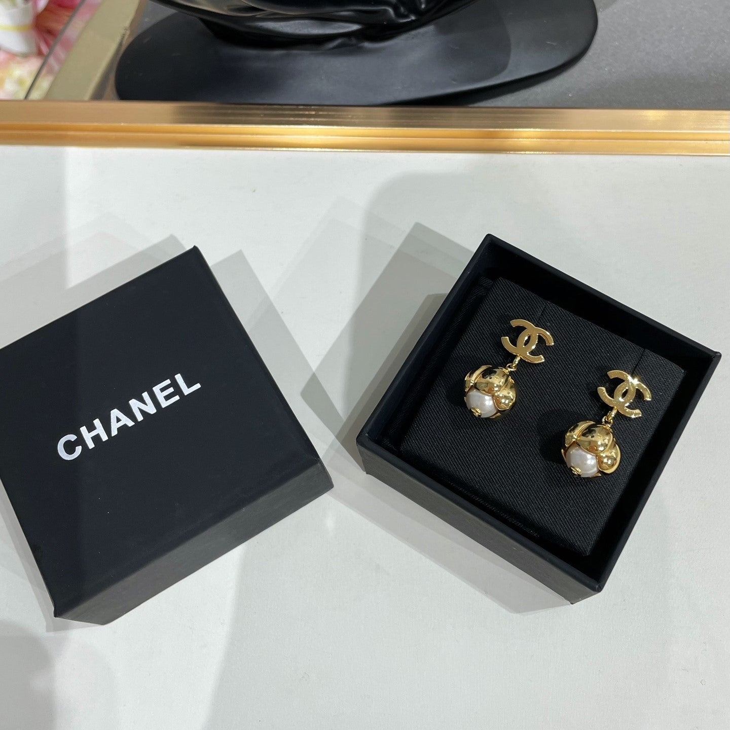 CC 26FW Gorgeous Gold Pearl Earrings 016