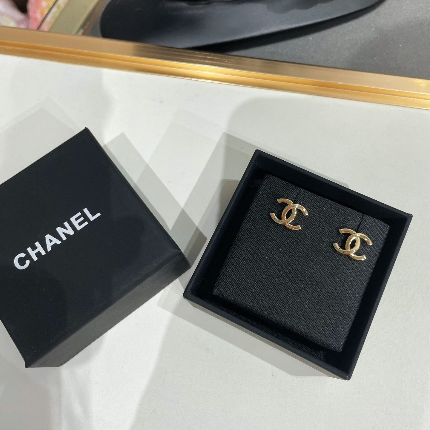 CC 26FW Gorgeous Gold Earrings 014