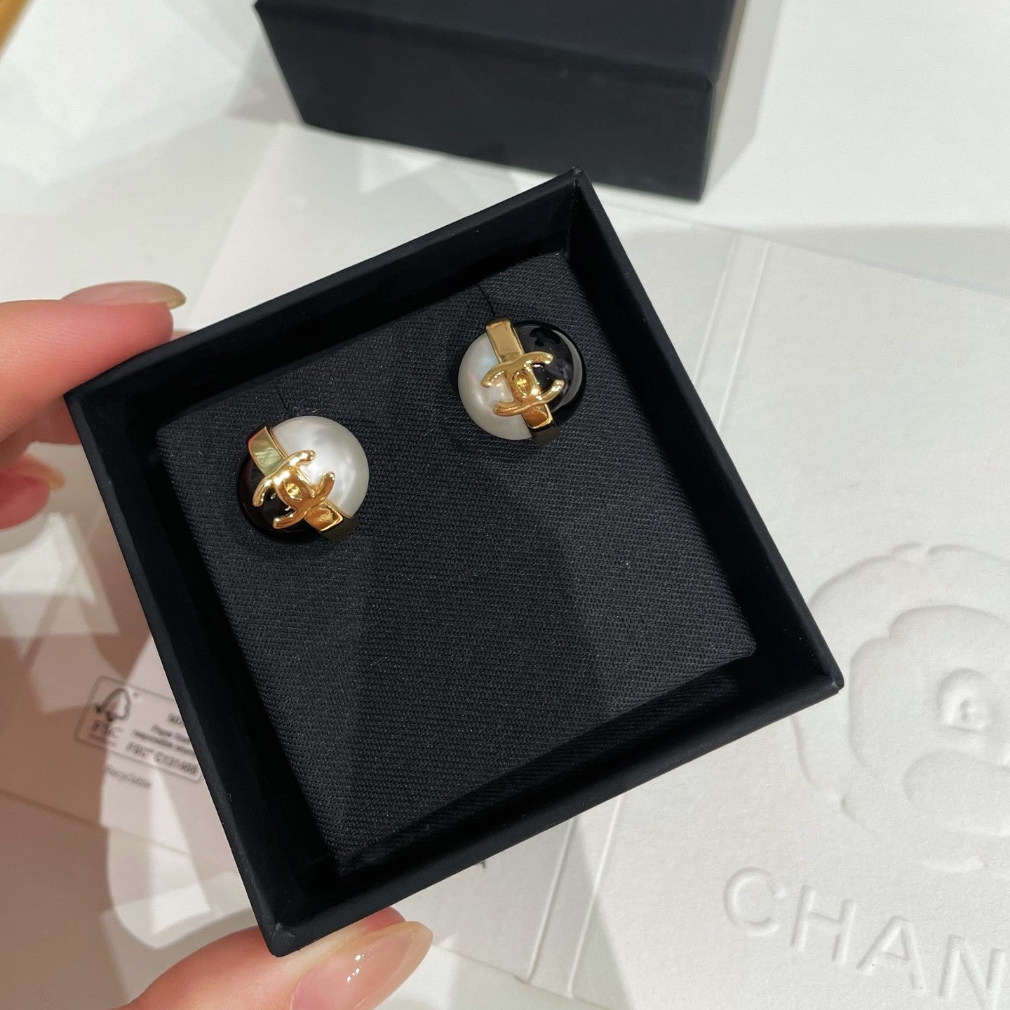 CC 26FW Gorgeous Pearl Gold Earrings 007