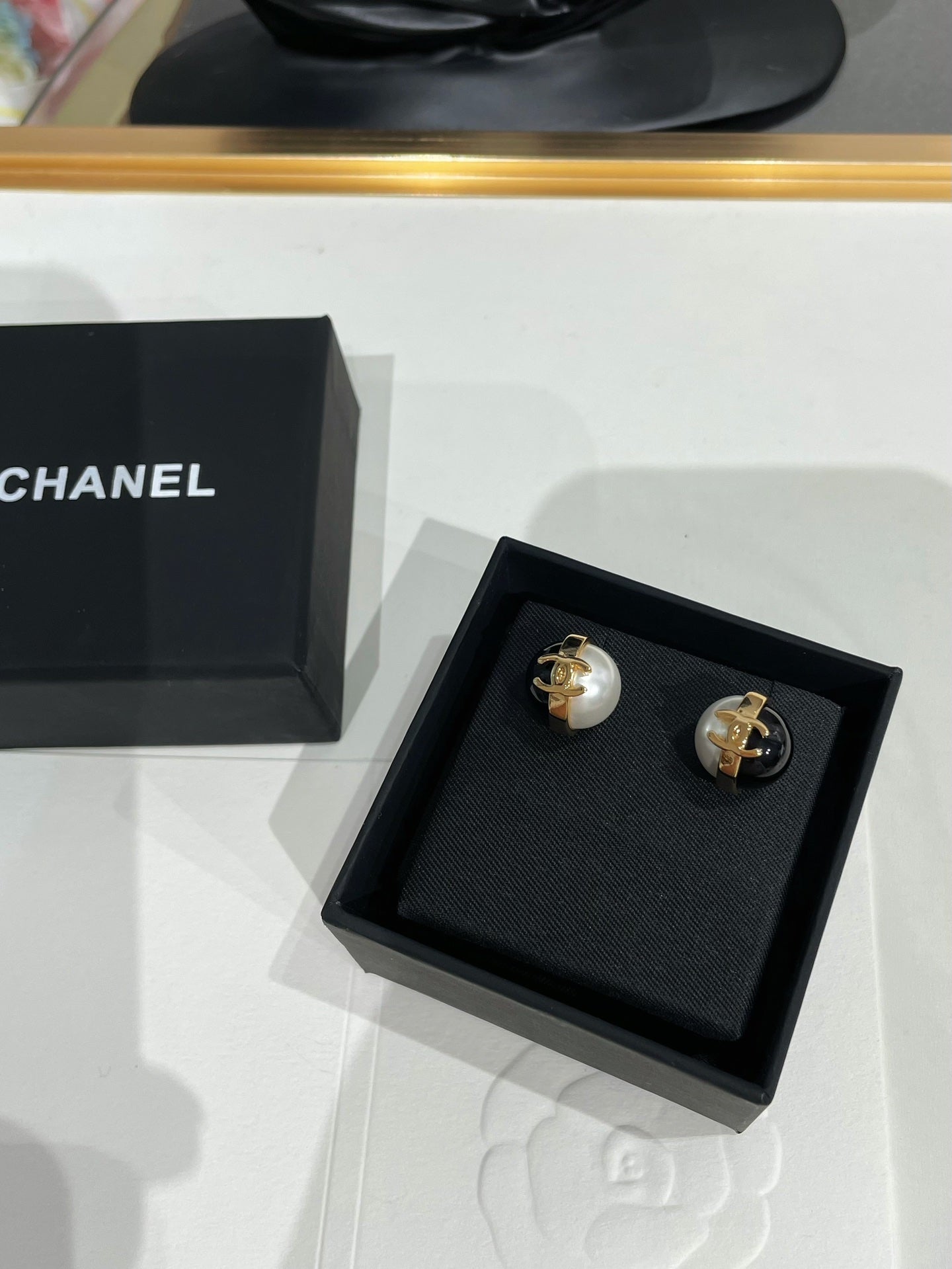 CC 26FW Gorgeous Pearl Gold Earrings 007