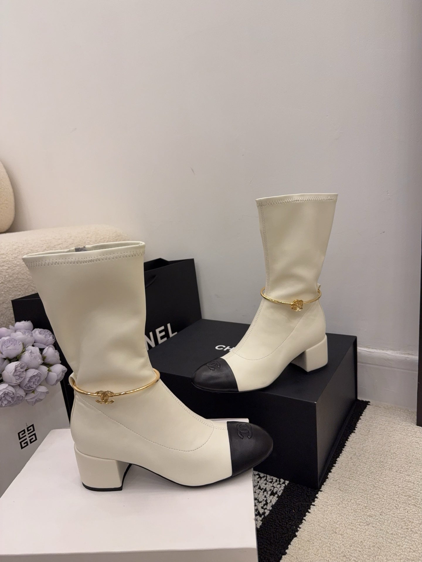 CC 26 Short Boot With Gold-tone Ankle Chain Cream Black Lambskin 588820