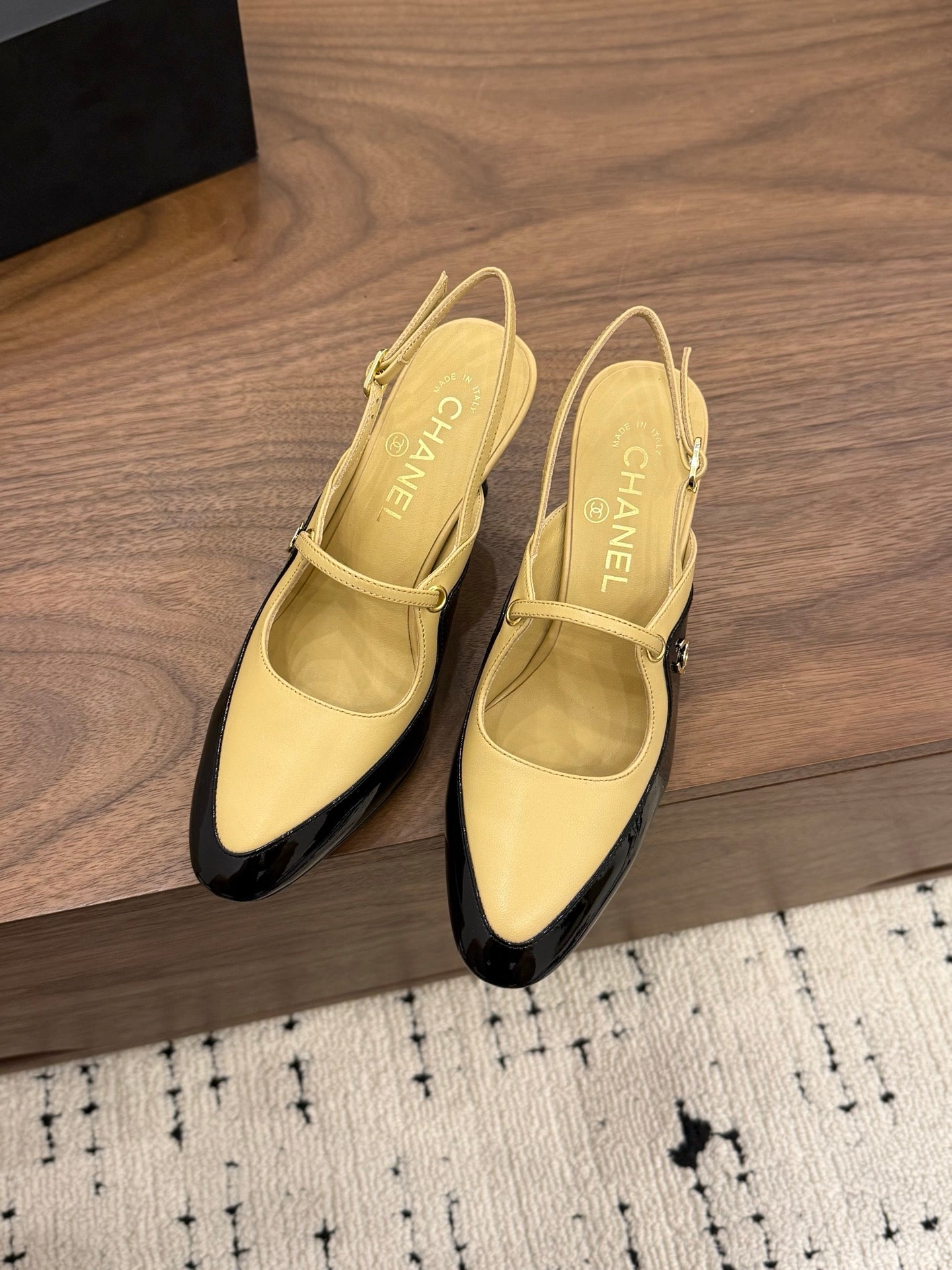 CC 26FW Slingback 7.5cm Black Beige Lambskin Patent Leather 676114