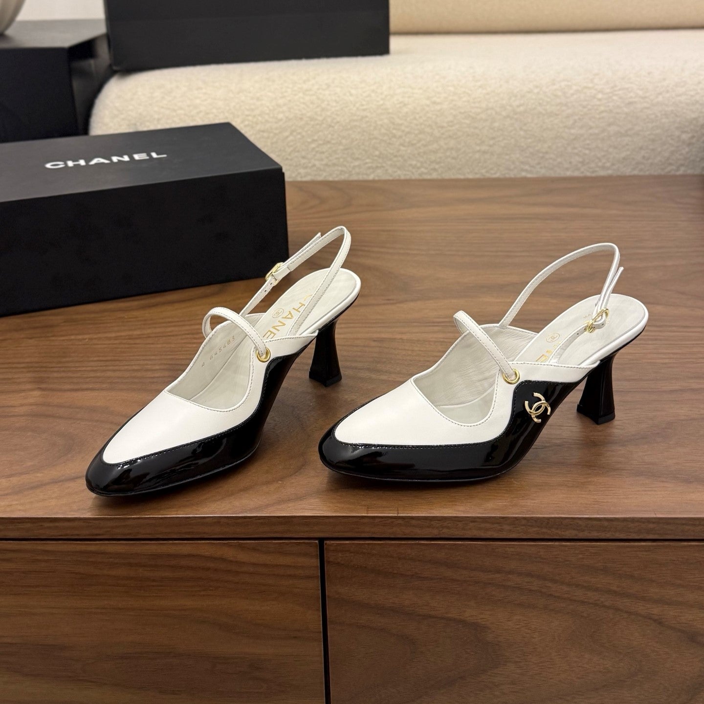 CC 26FW Slingback 7.5cm Black White Lambskin Patent Leather 676116