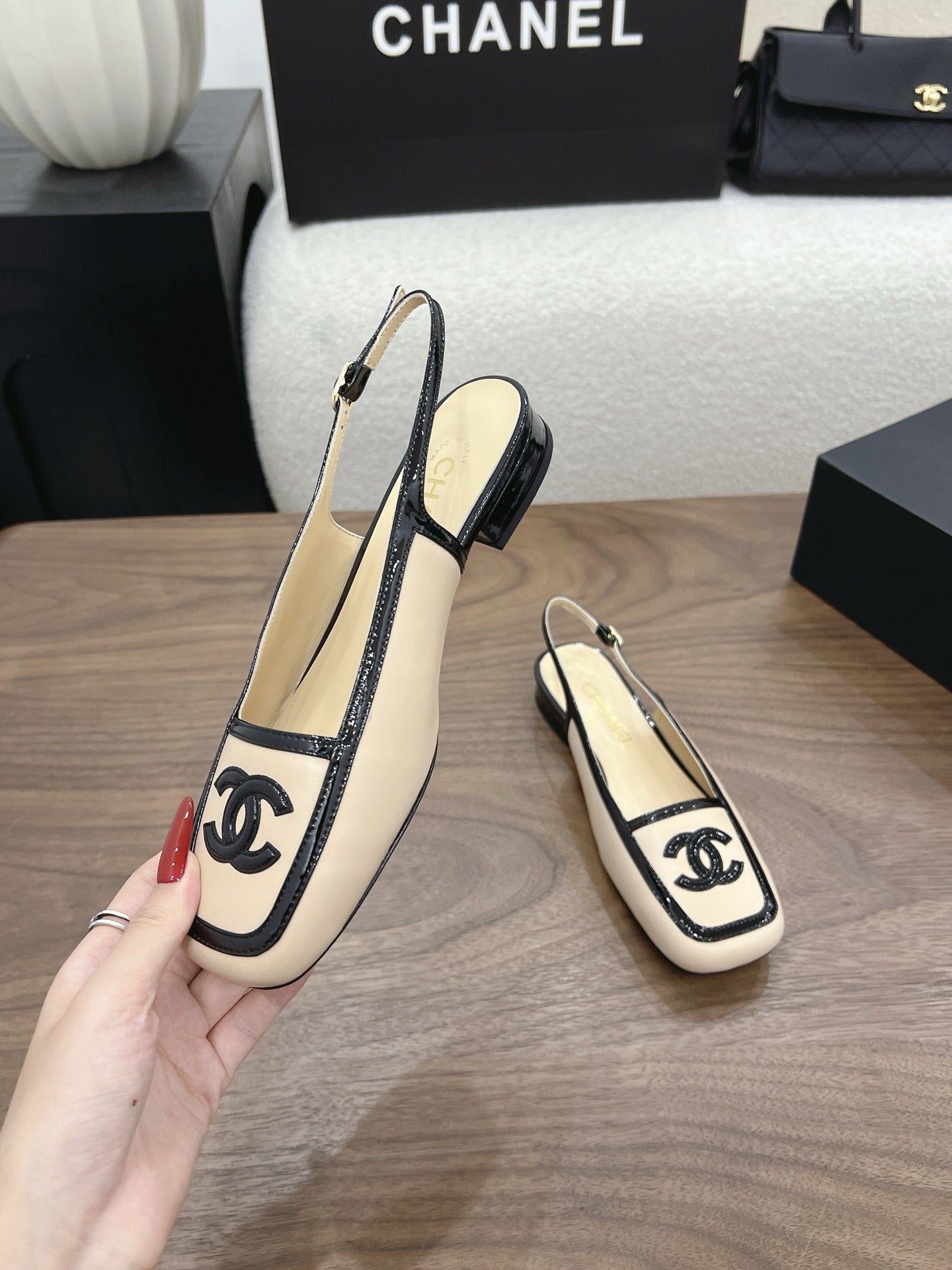CC 26s Slingback Black Beige Lambskin Patent Leather 915318