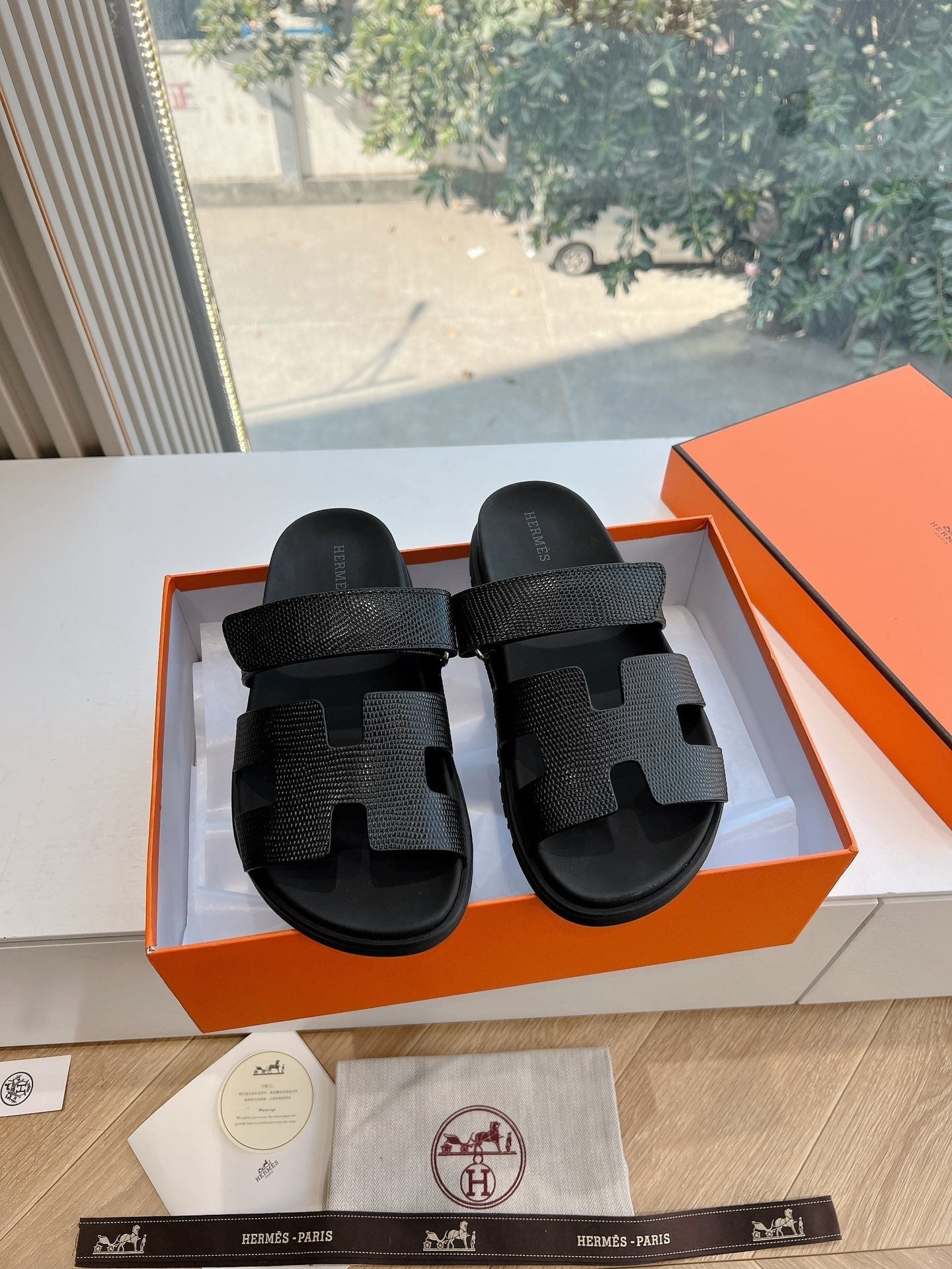 HM 26s Chypre Sandal In Black Shiny Grained Calfskin