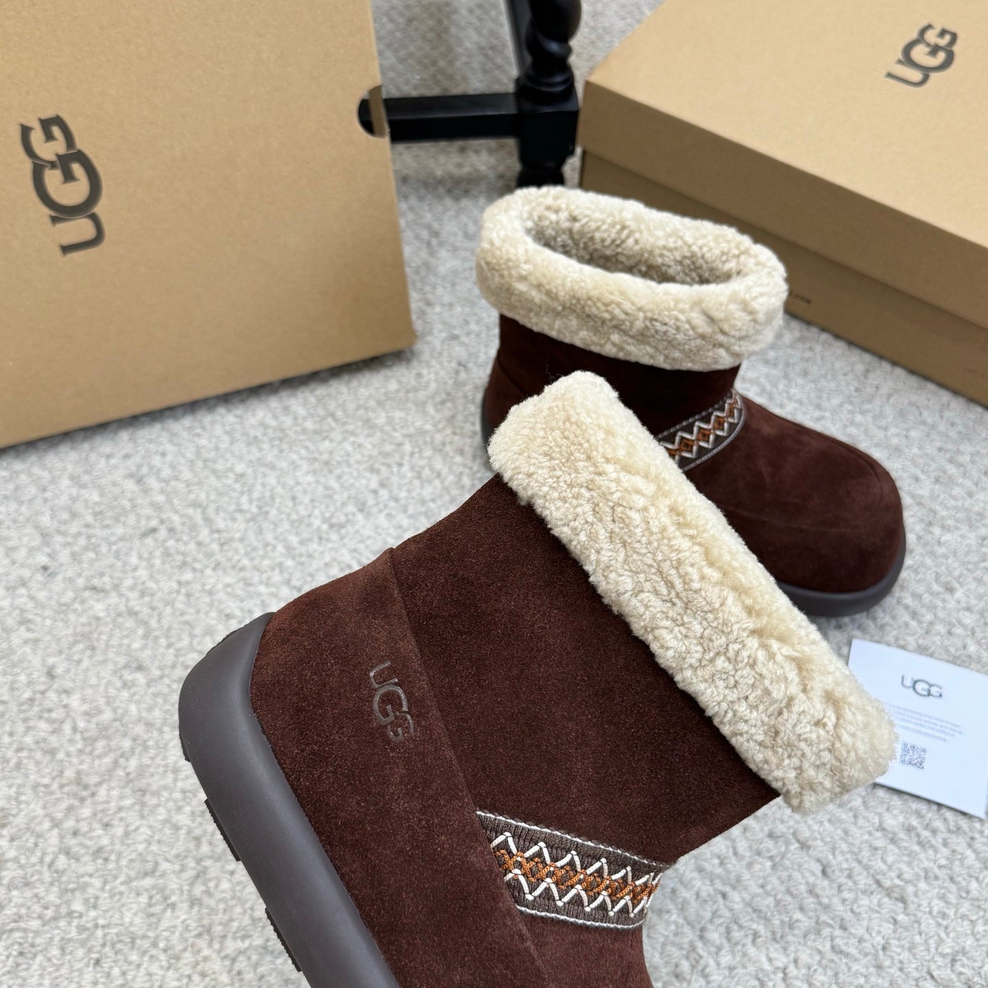 UGG 25ss Ankle Boots Dark Brown Sheep Fur Suede 523107