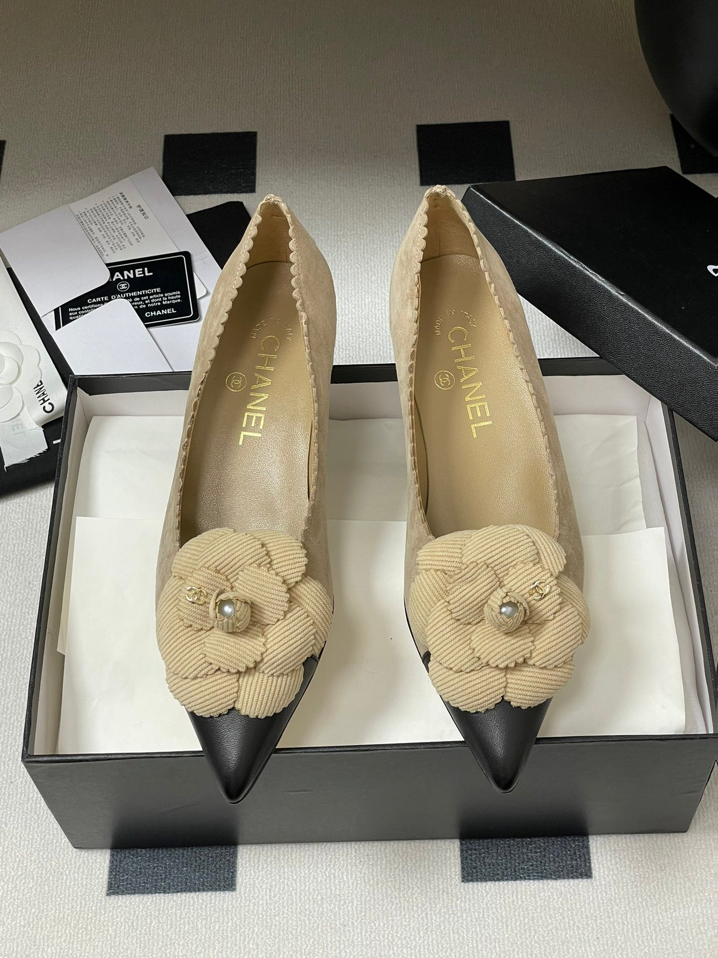 CC 25C Classic Camellia Pointed High Heels Flat 15mm Beige Suede 247608