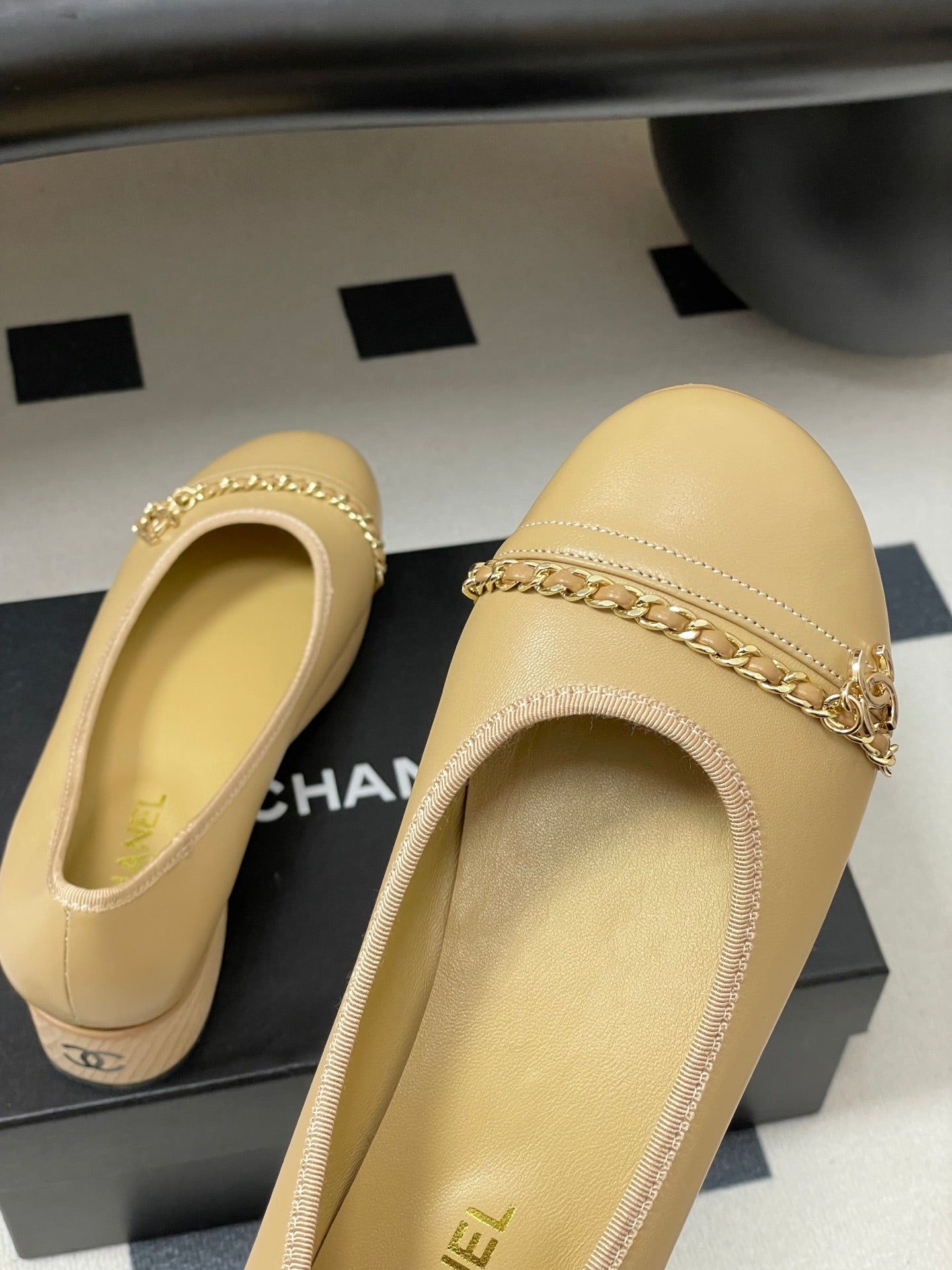 CC 25A Chain CC Thick-Soled Shoe 40mm Beige Sheepskin 393954