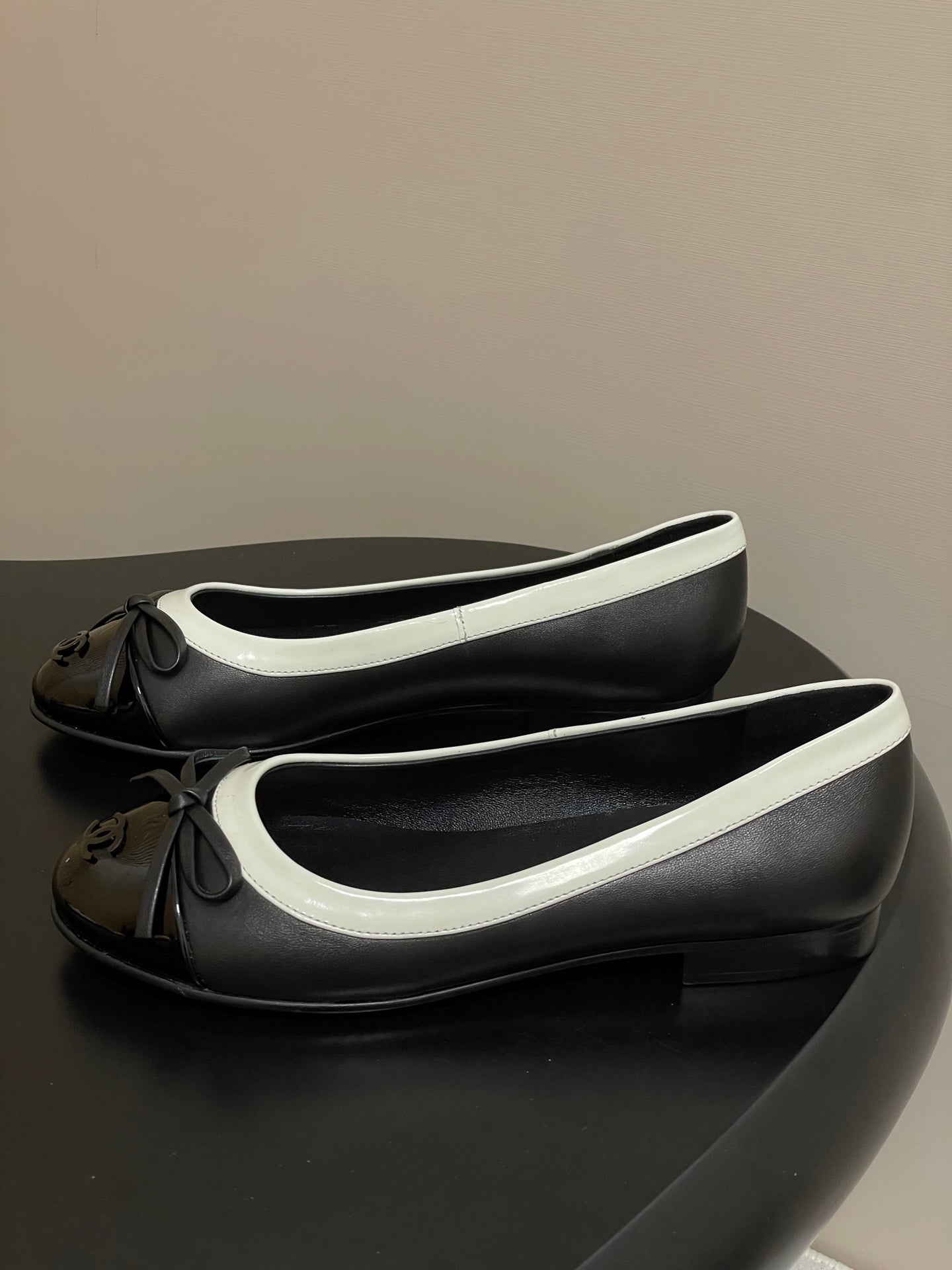 CC 25A Small Bow Ballet Flats Black Mix White Sheepskin 393967